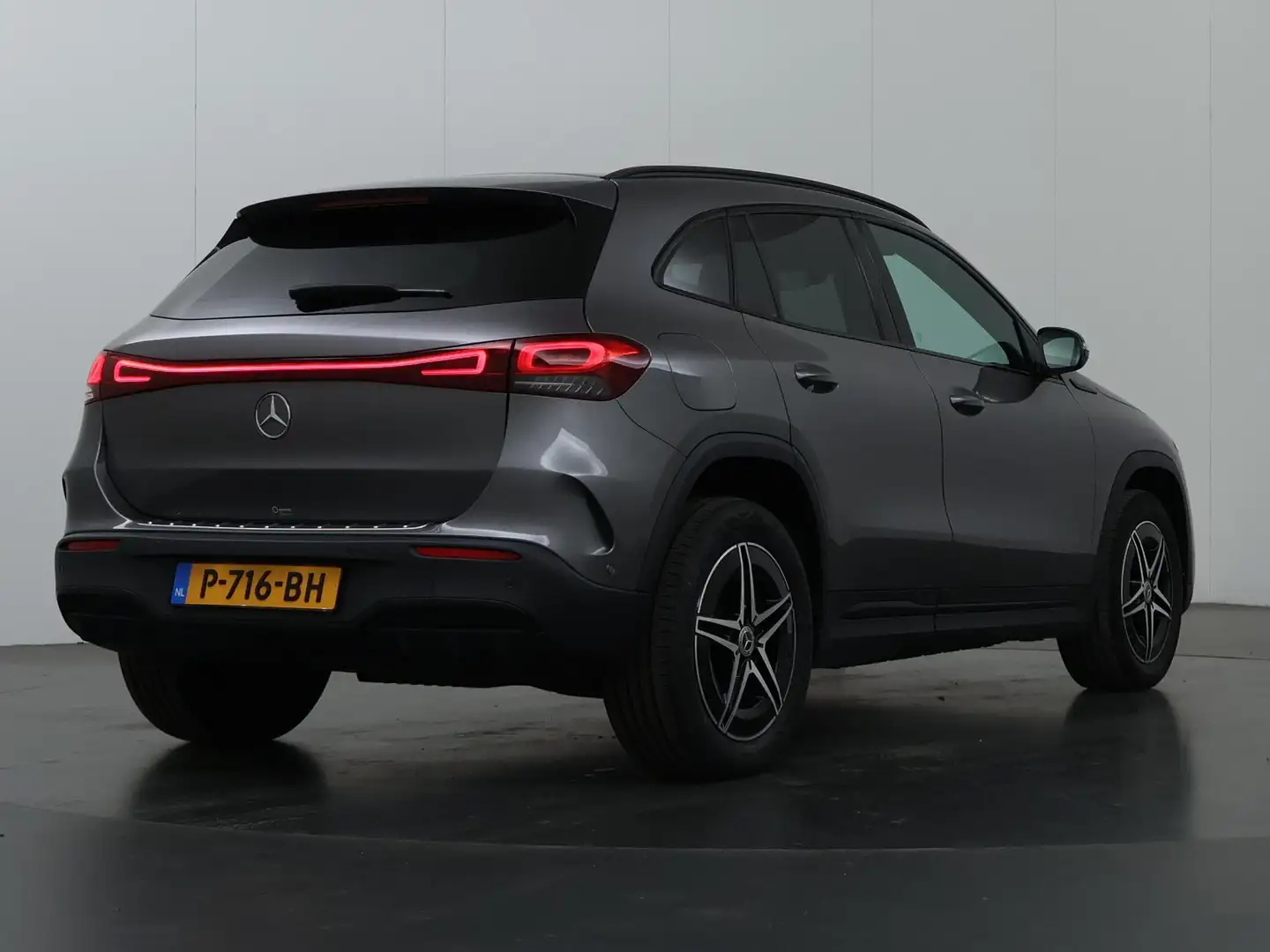 Mercedes-Benz EQA 250 Business Solution AMG 67 kWh | Adaptieve Cruise | Grijs - 2