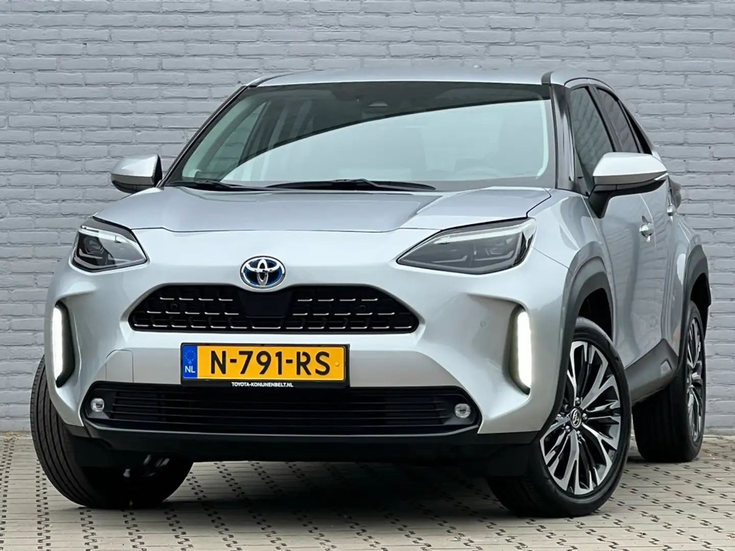 Toyota Yaris Cross 1.5 Hybrid Executive Automaat | Navi | JBL | HUD | Grau - 2