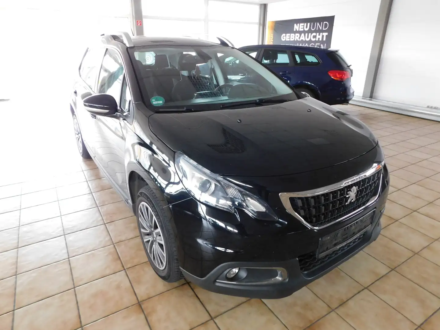 Peugeot 2008 Active Schwarz - 1