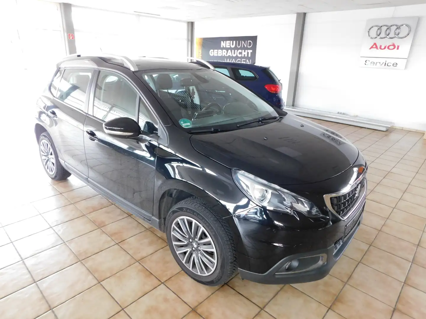 Peugeot 2008 Active Schwarz - 2