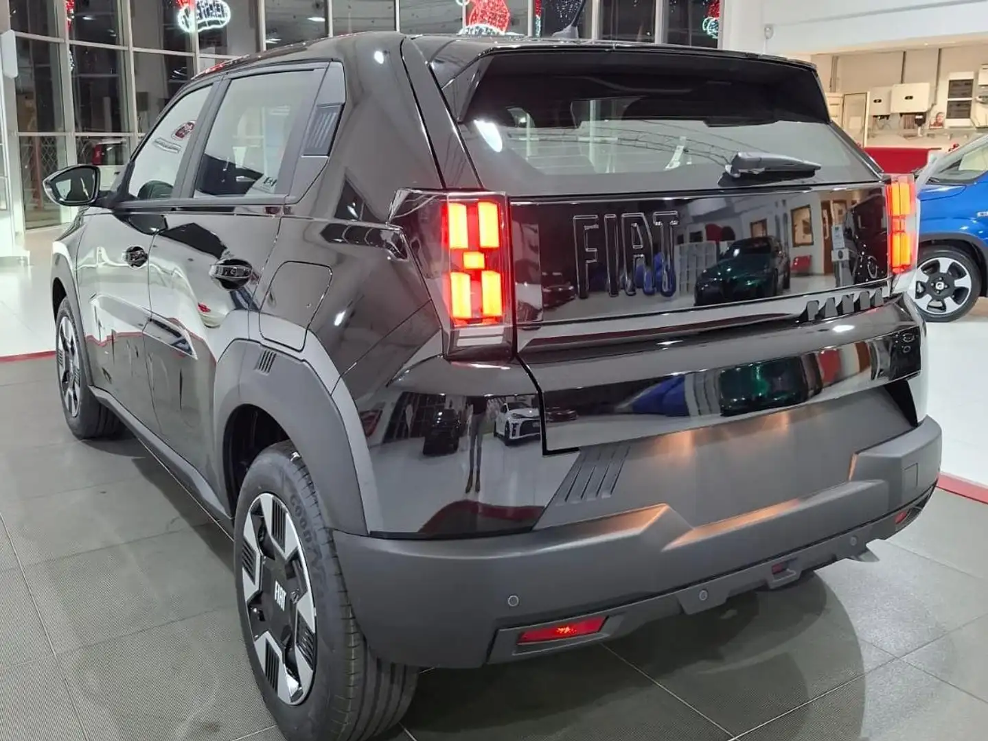 Fiat Grande Panda 1.2 HYBRID 110CV AUTOM. **NUOVA DA IMMATRICOLARE** Nero - 2