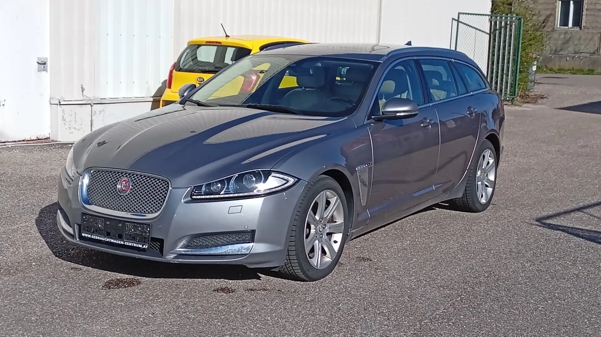 Jaguar XF Sportbrake 2,2 TD Grau - 1