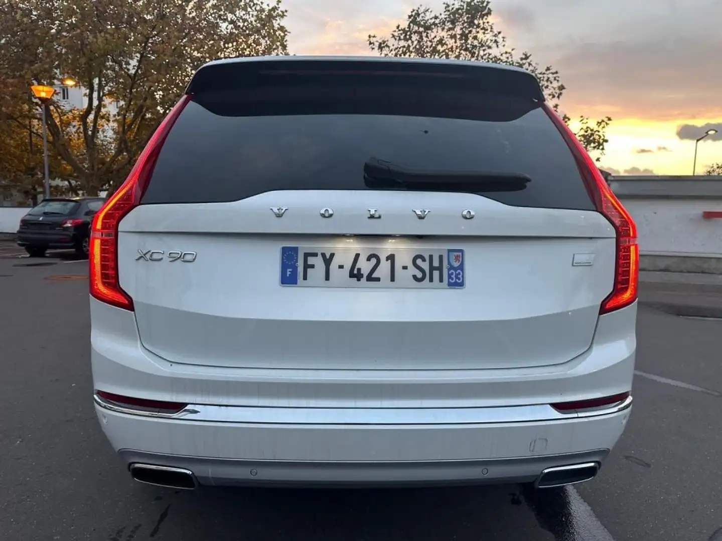 Volvo XC90 (2) rechargeable T8 AWD 303%2B87 inscription luxe geartronic 8 7pl Weiß - 2