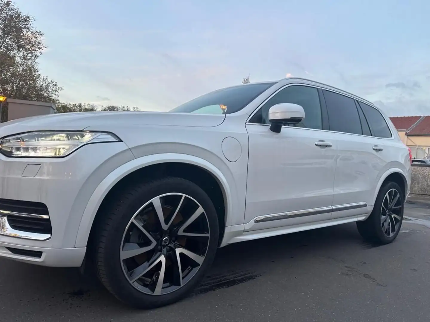 Volvo XC90 (2) rechargeable T8 AWD 303%2B87 inscription luxe geartronic 8 7pl Weiß - 1