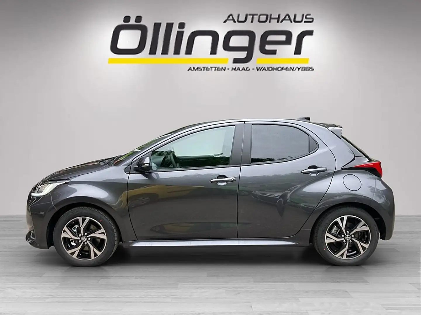 Toyota Yaris 1,5 VVT-i Hybrid Active Drive Grau - 2