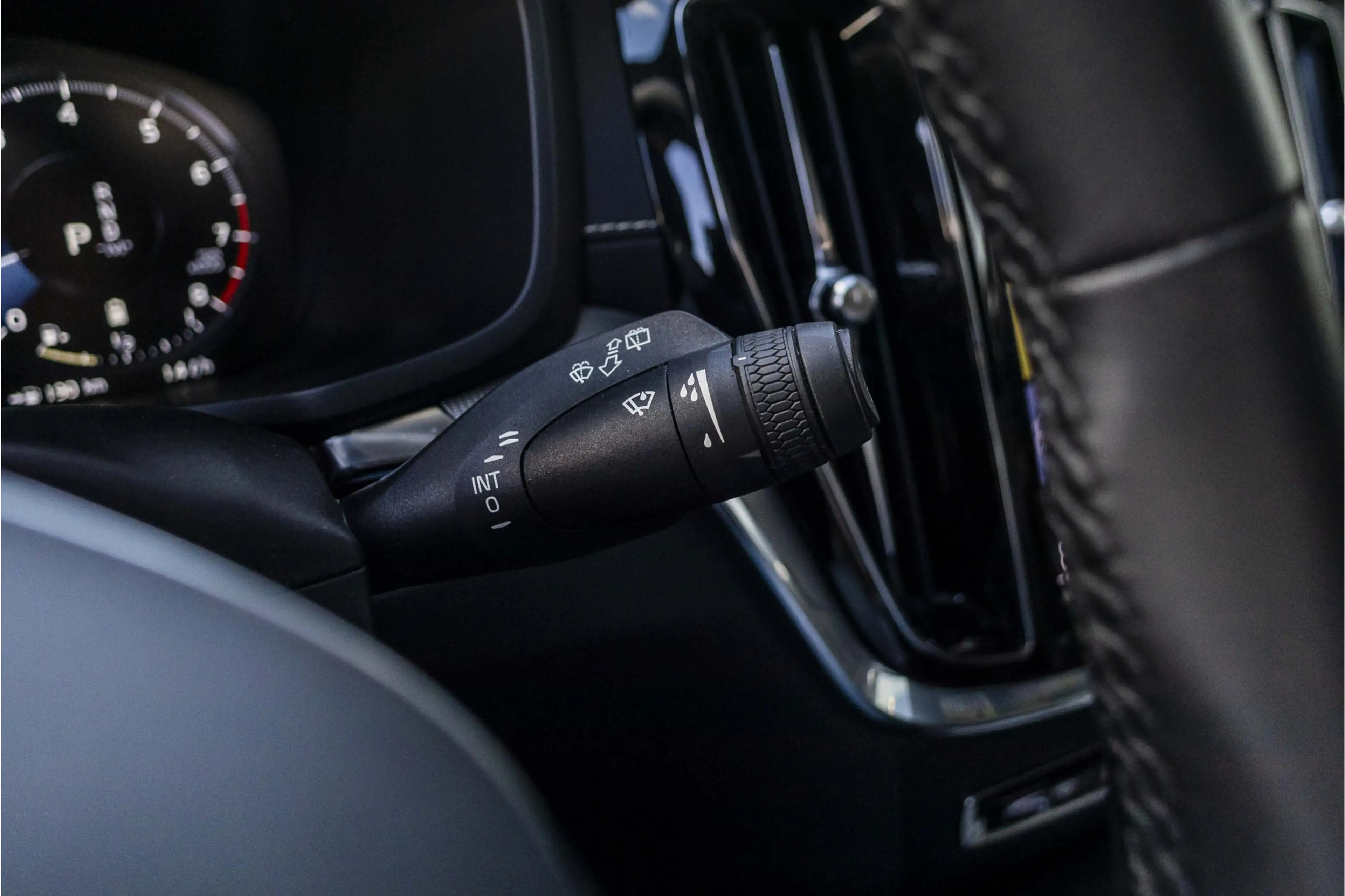 Volvo V60 2.0 B4 Momentum Business | Pano | Harman Kardon | — photo 40