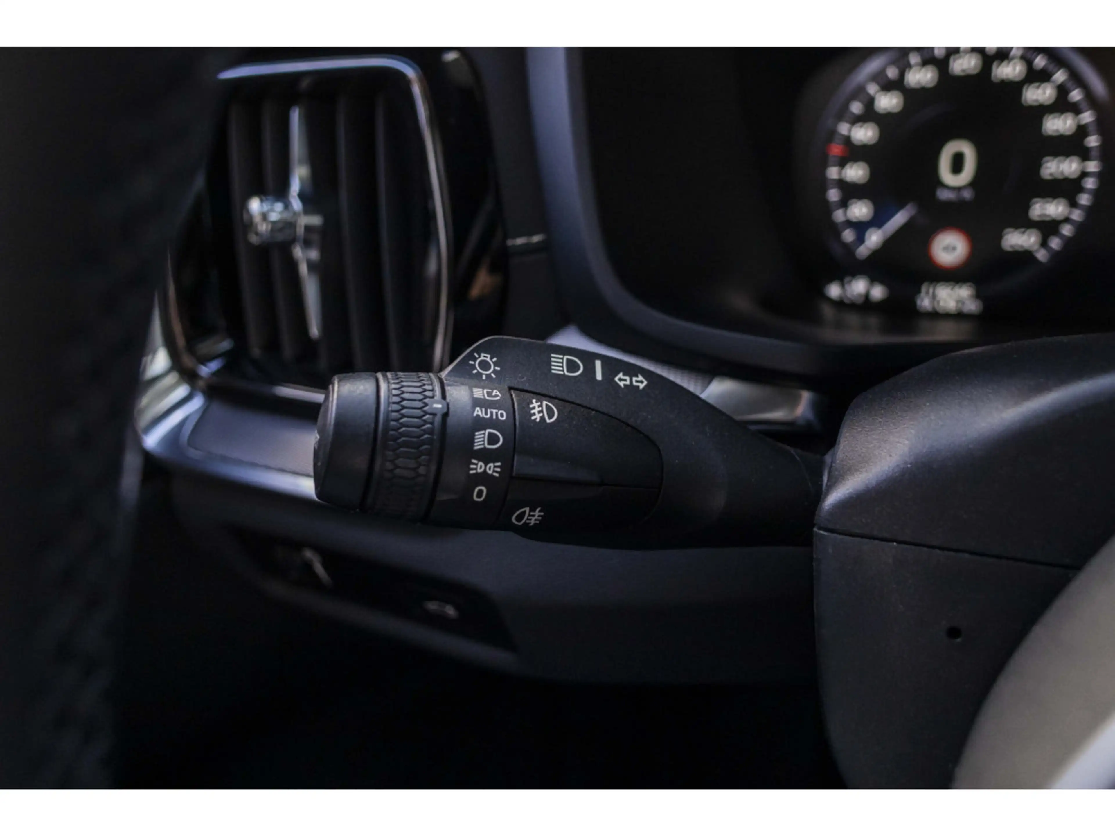 Volvo V60 2.0 B4 Momentum Business | Pano | Harman Kardon | — photo 39