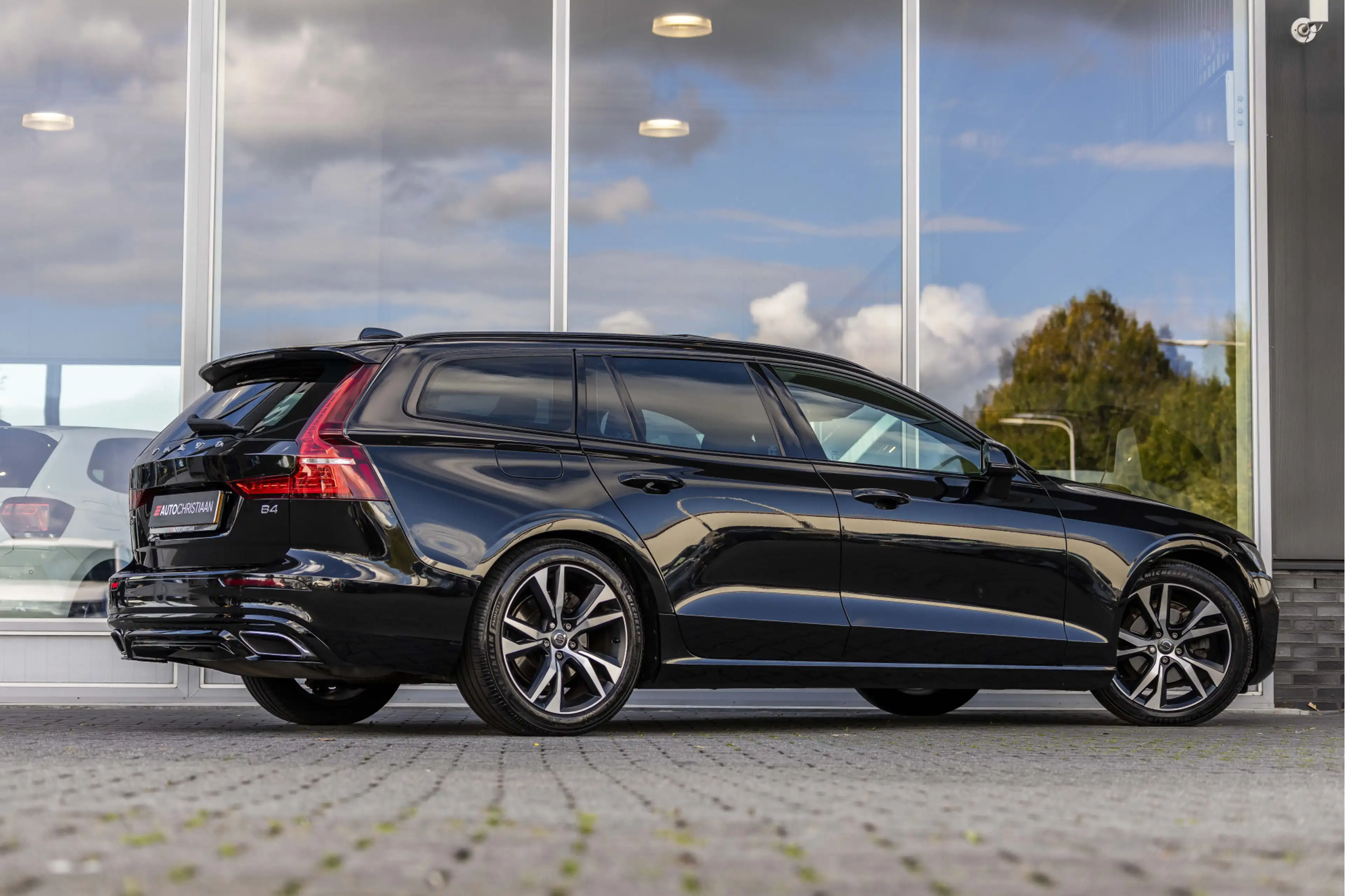 Volvo V60 2.0 B4 Momentum Business | Pano | Harman Kardon | — photo 2