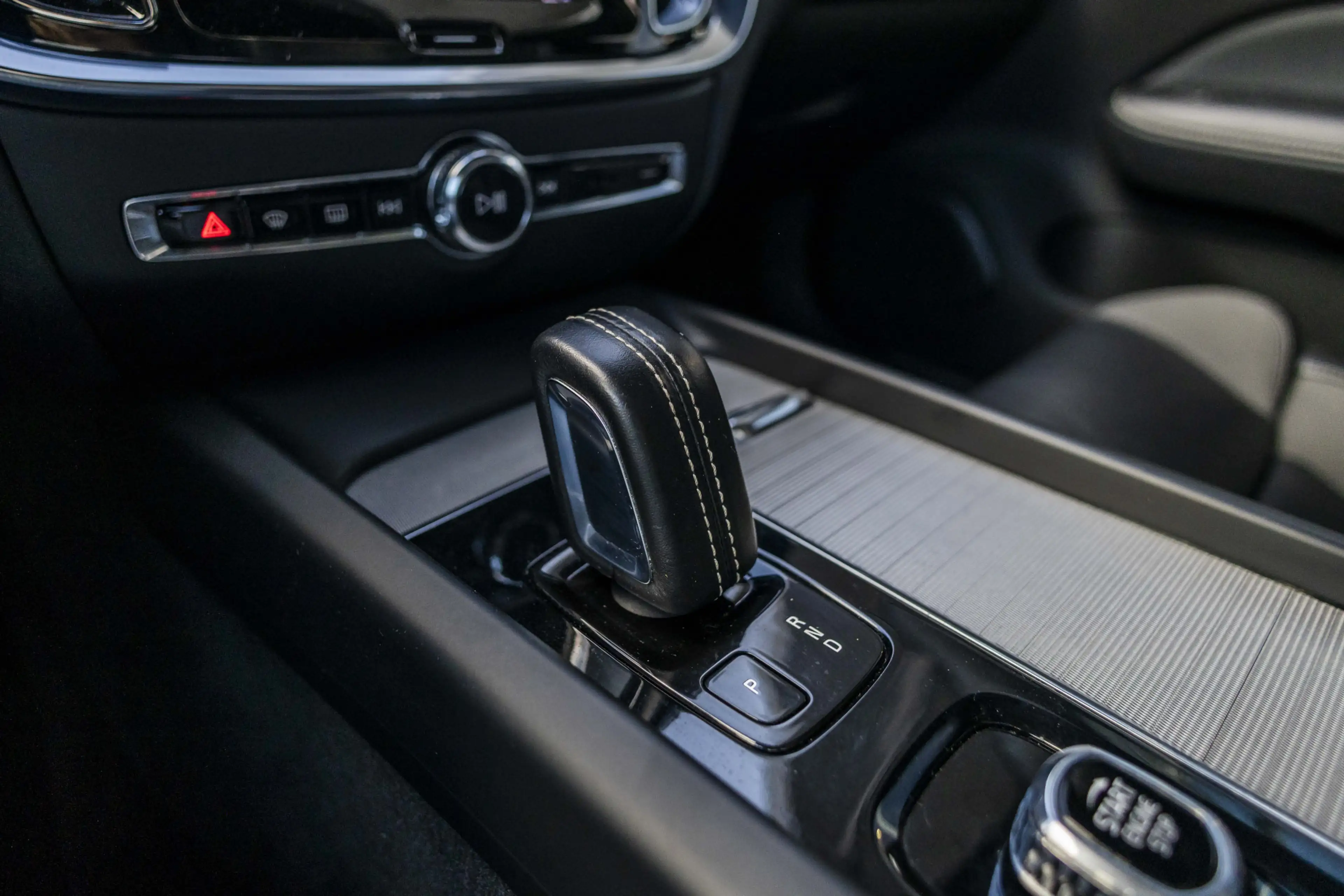 Volvo V60 2.0 B4 Momentum Business | Pano | Harman Kardon | — photo 24