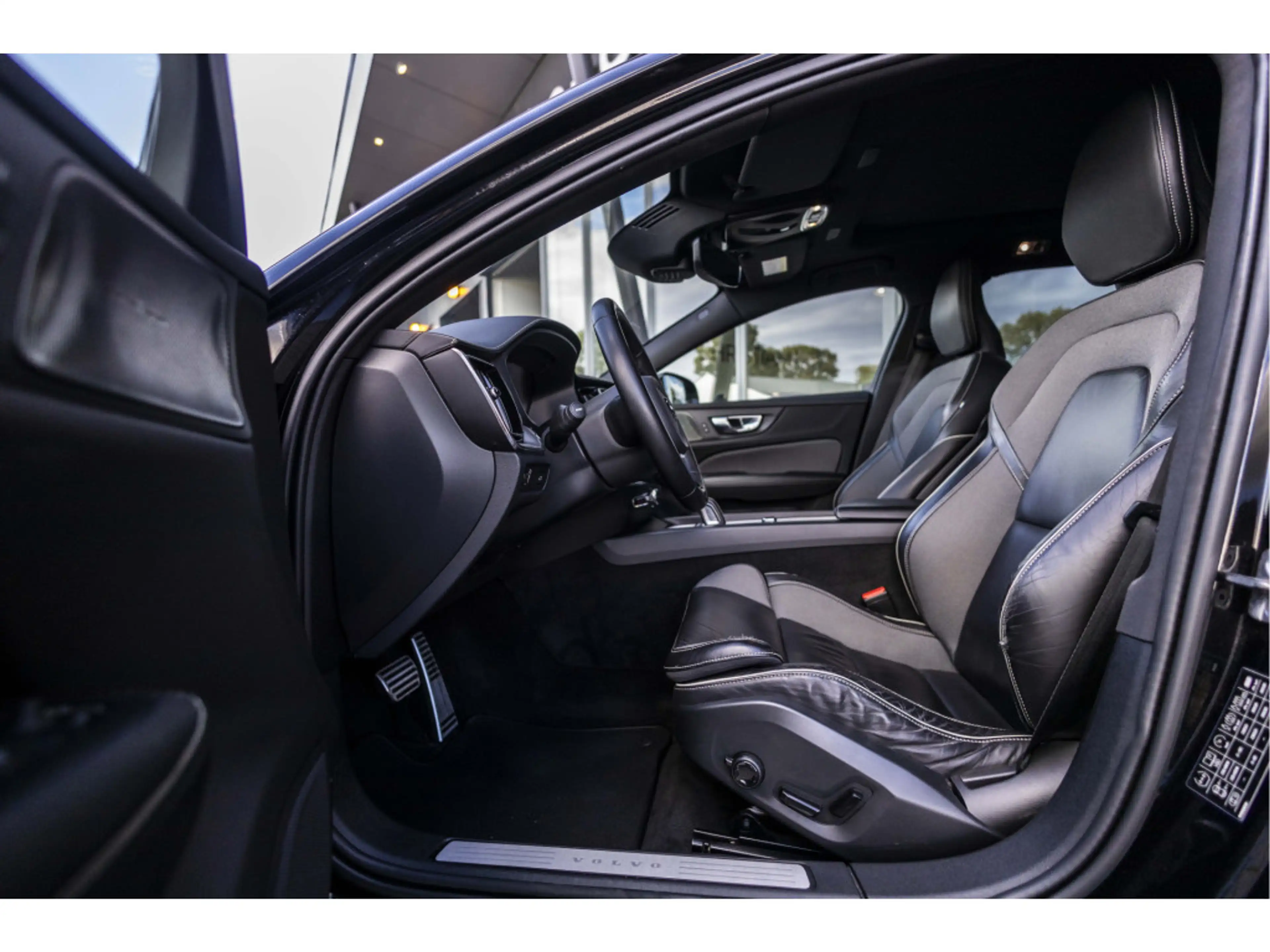 Volvo V60 2.0 B4 Momentum Business | Pano | Harman Kardon | — photo 9