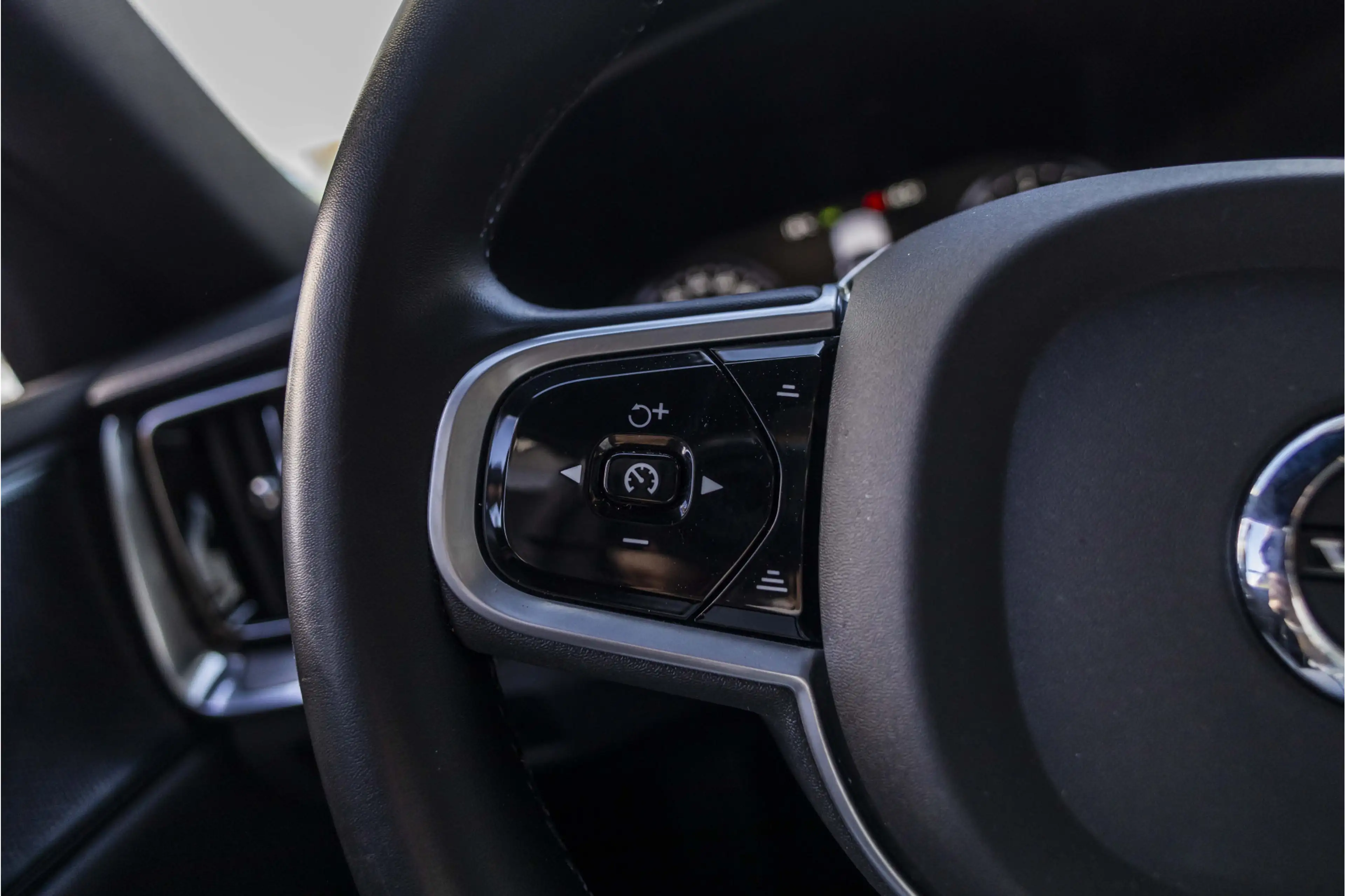 Volvo V60 2.0 B4 Momentum Business | Pano | Harman Kardon | — photo 35
