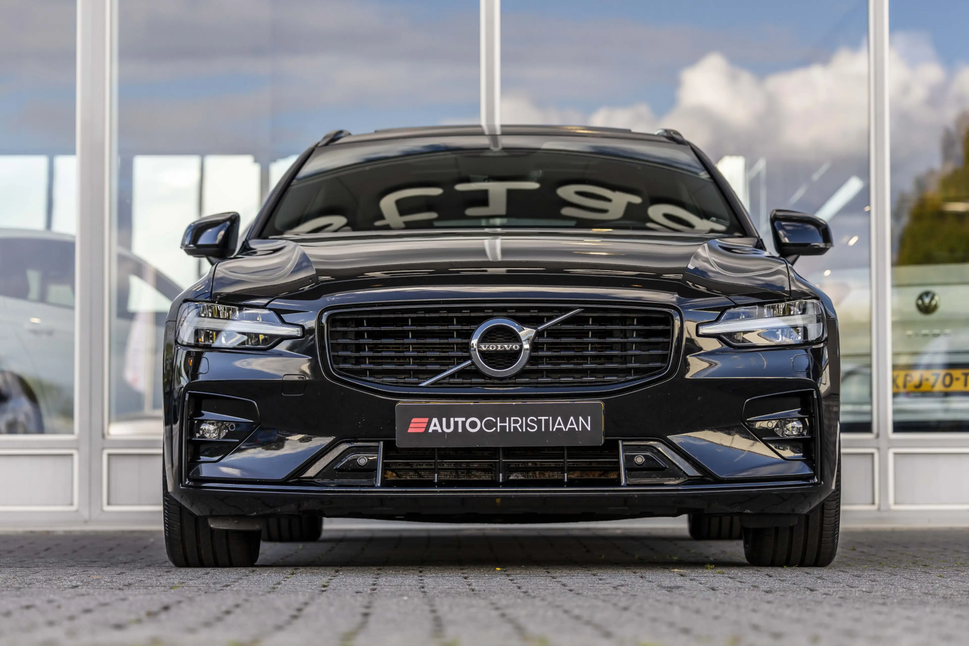 Volvo V60 2.0 B4 Momentum Business | Pano | Harman Kardon | — photo 3
