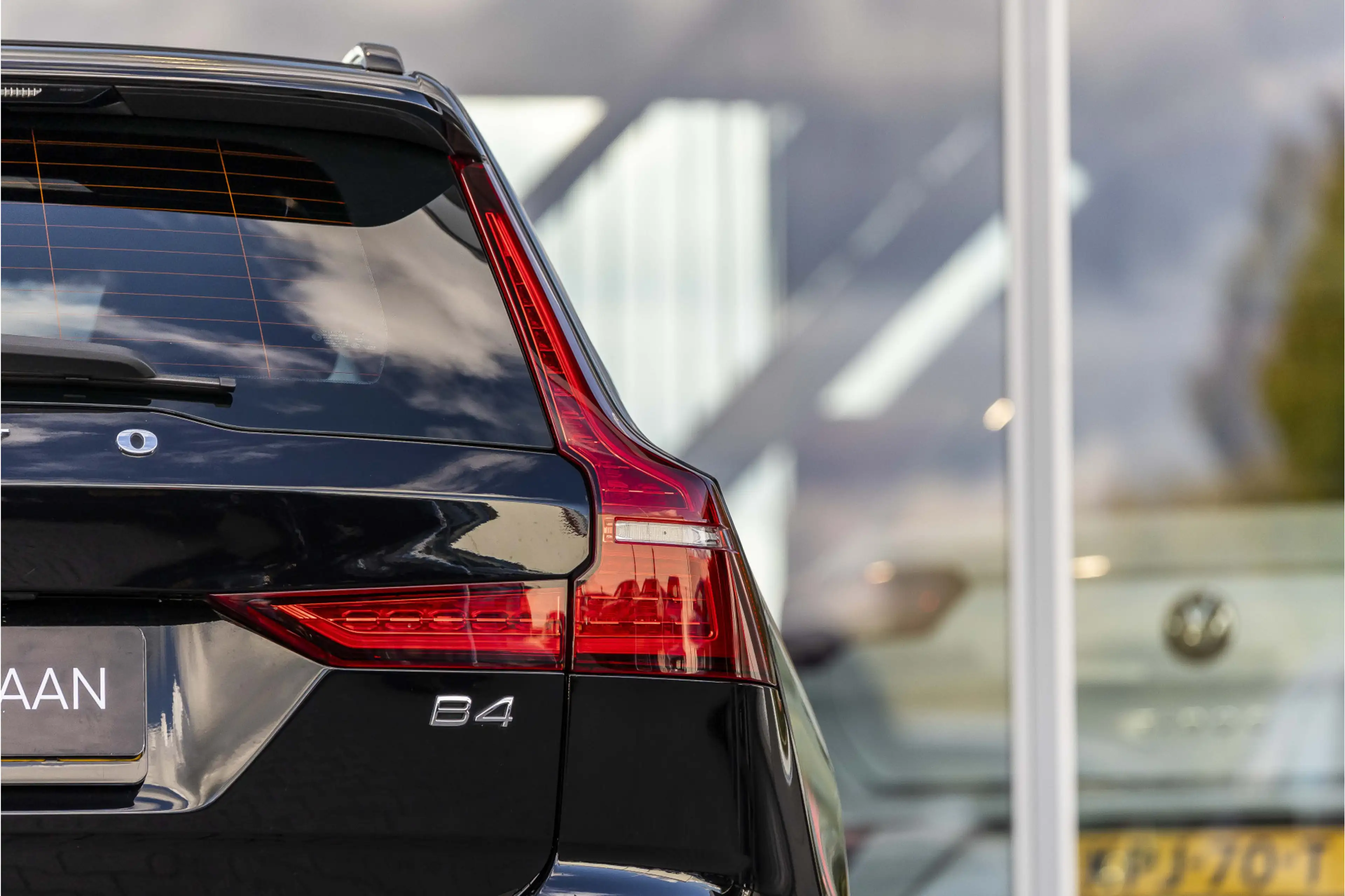 Volvo V60 2.0 B4 Momentum Business | Pano | Harman Kardon | — photo 44