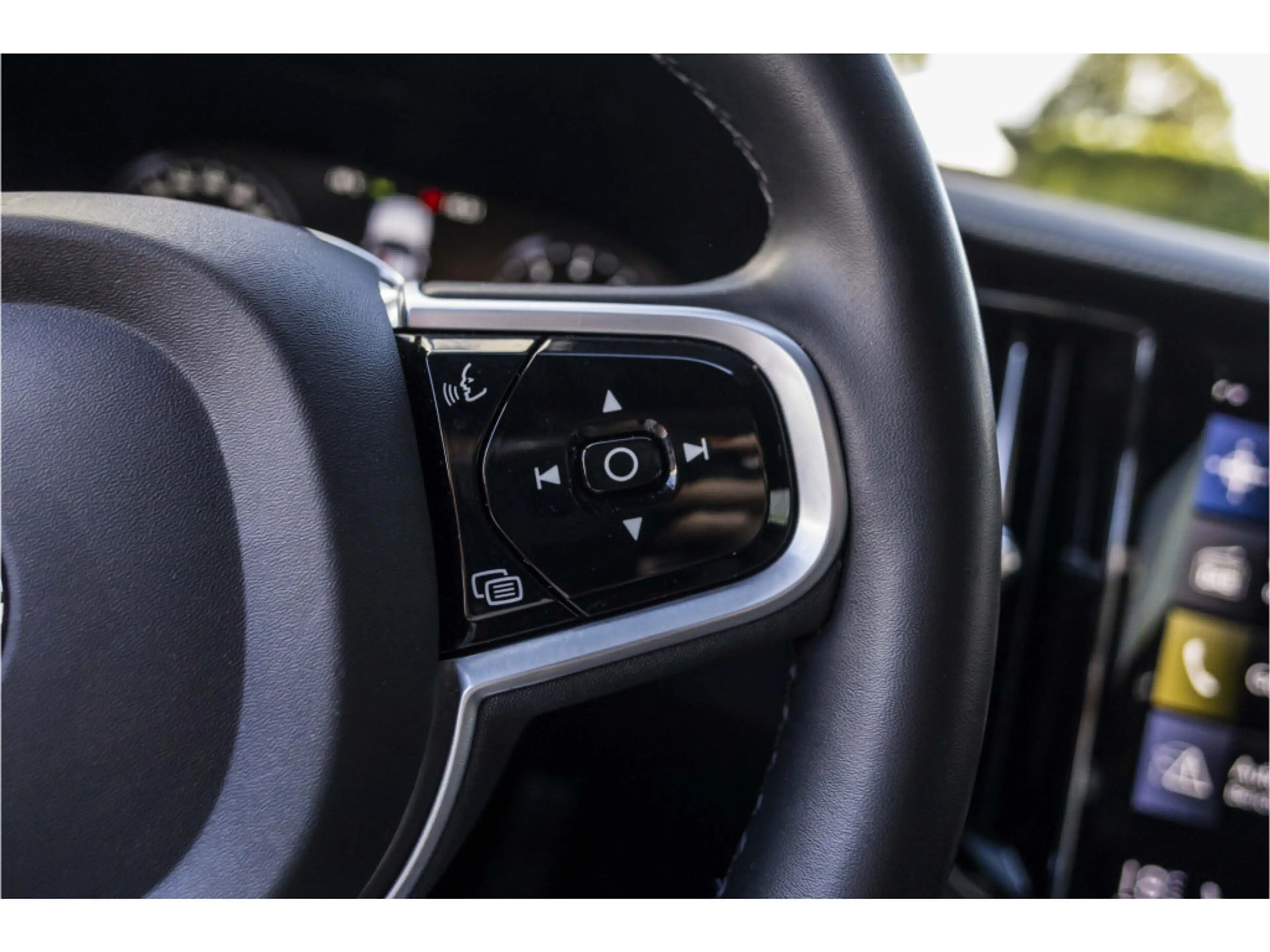 Volvo V60 2.0 B4 Momentum Business | Pano | Harman Kardon | — photo 36