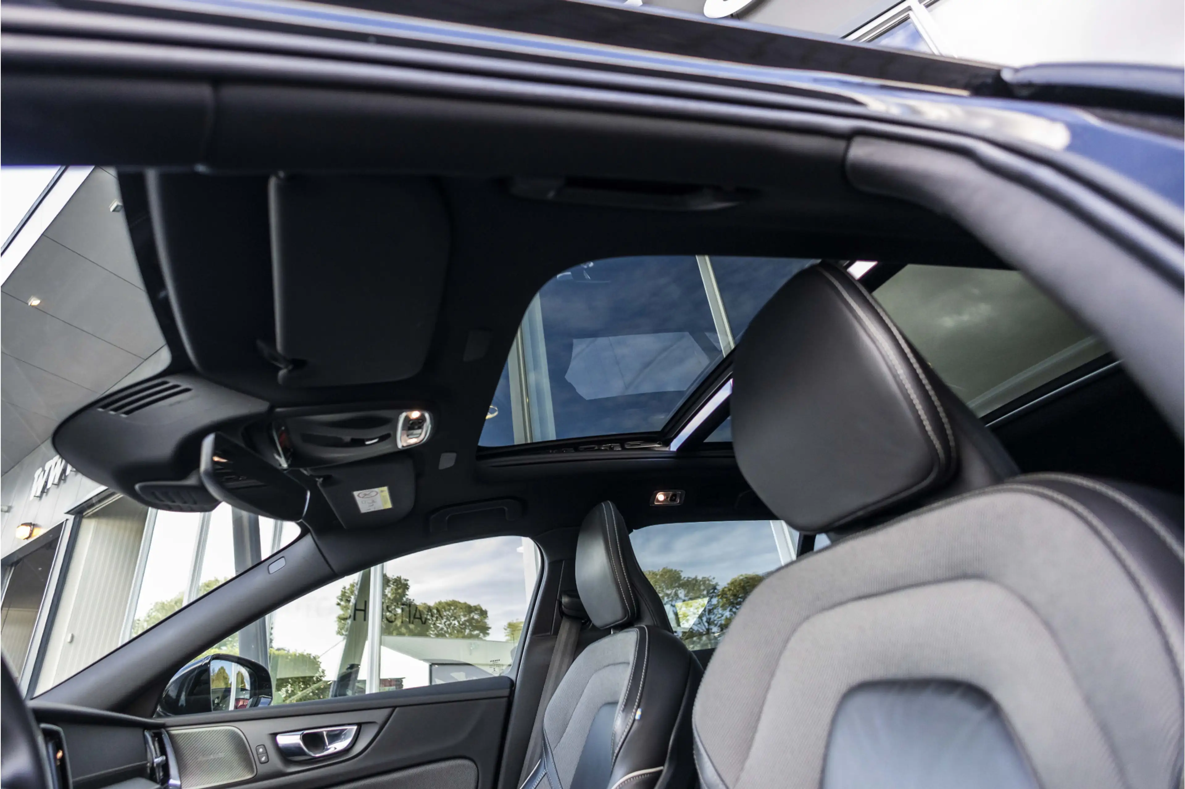 Volvo V60 2.0 B4 Momentum Business | Pano | Harman Kardon | — photo 13