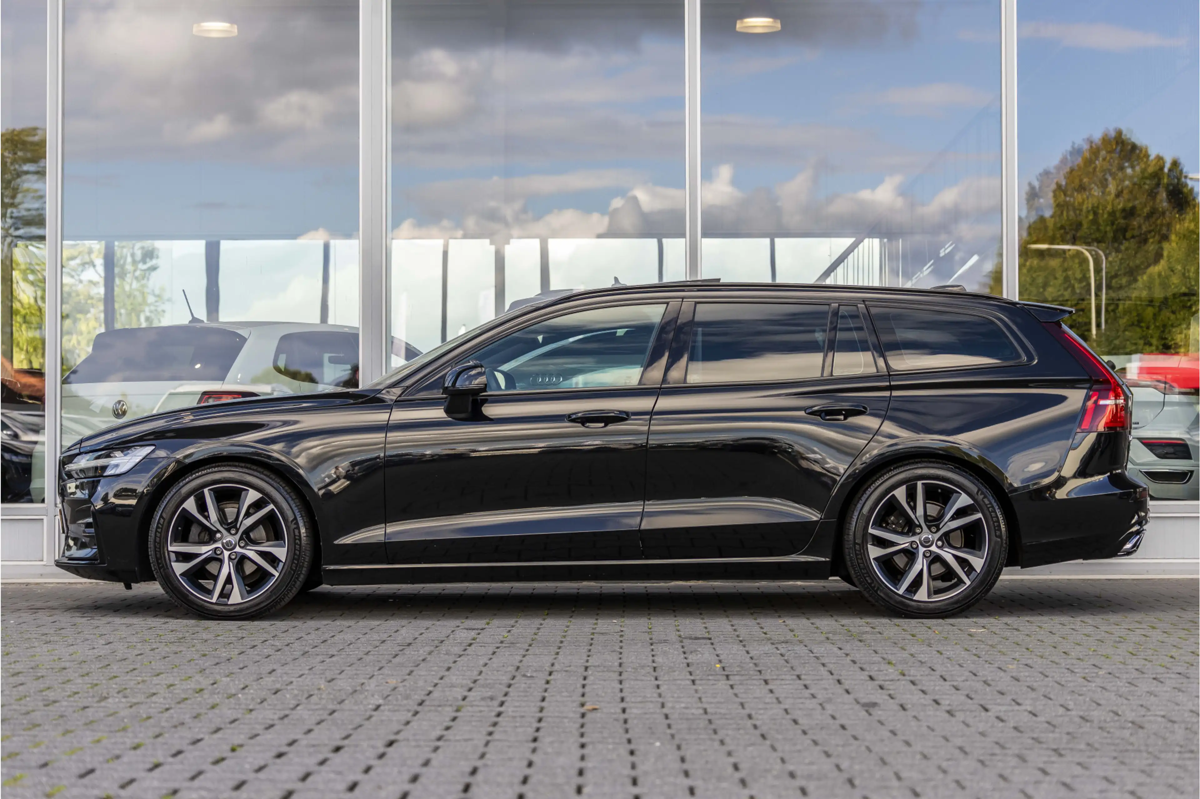Volvo V60 2.0 B4 Momentum Business | Pano | Harman Kardon | — photo 5