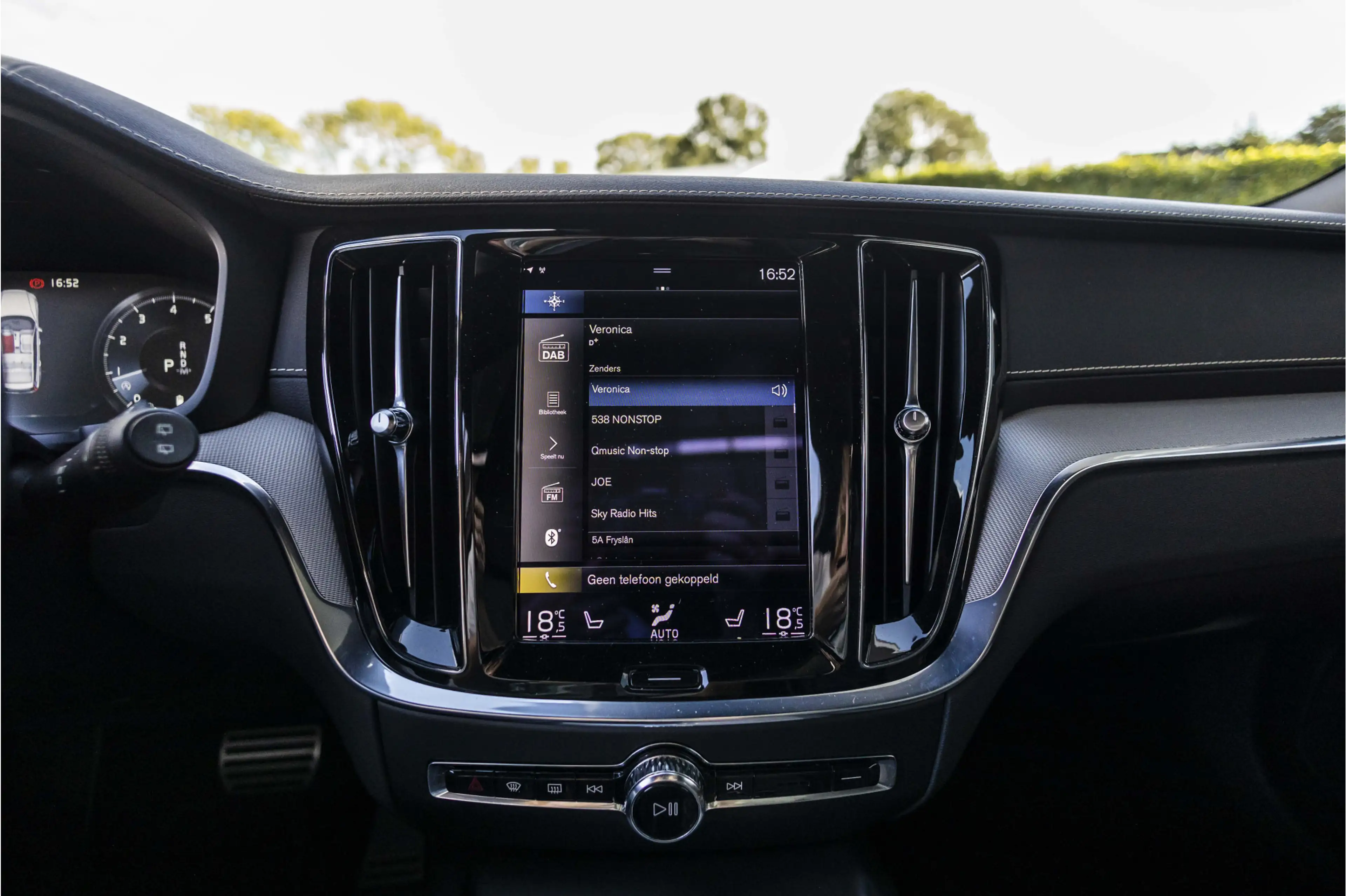 Volvo V60 2.0 B4 Momentum Business | Pano | Harman Kardon | — photo 34