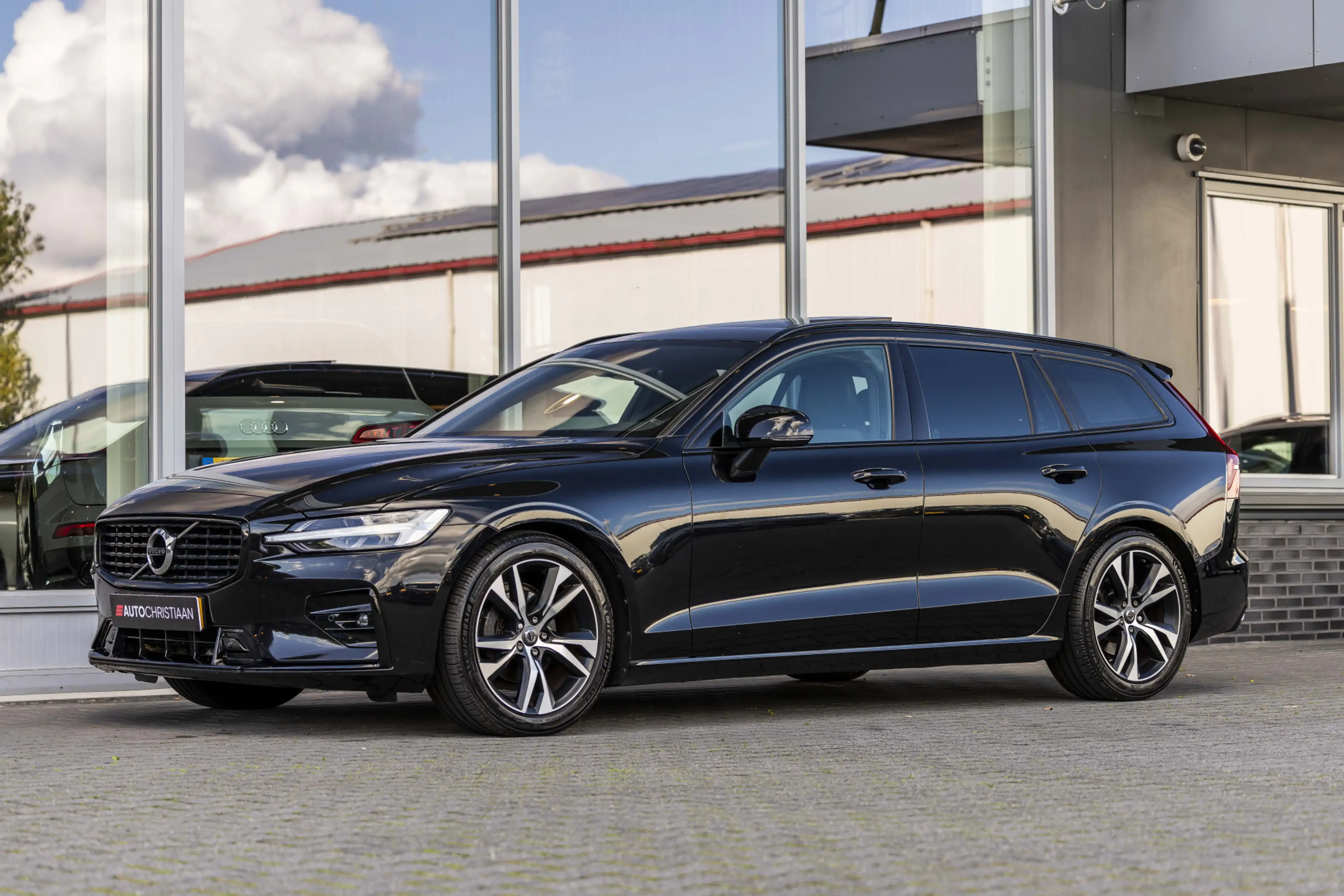Volvo V60 2.0 B4 Momentum Business | Pano | Harman Kardon | — photo 15