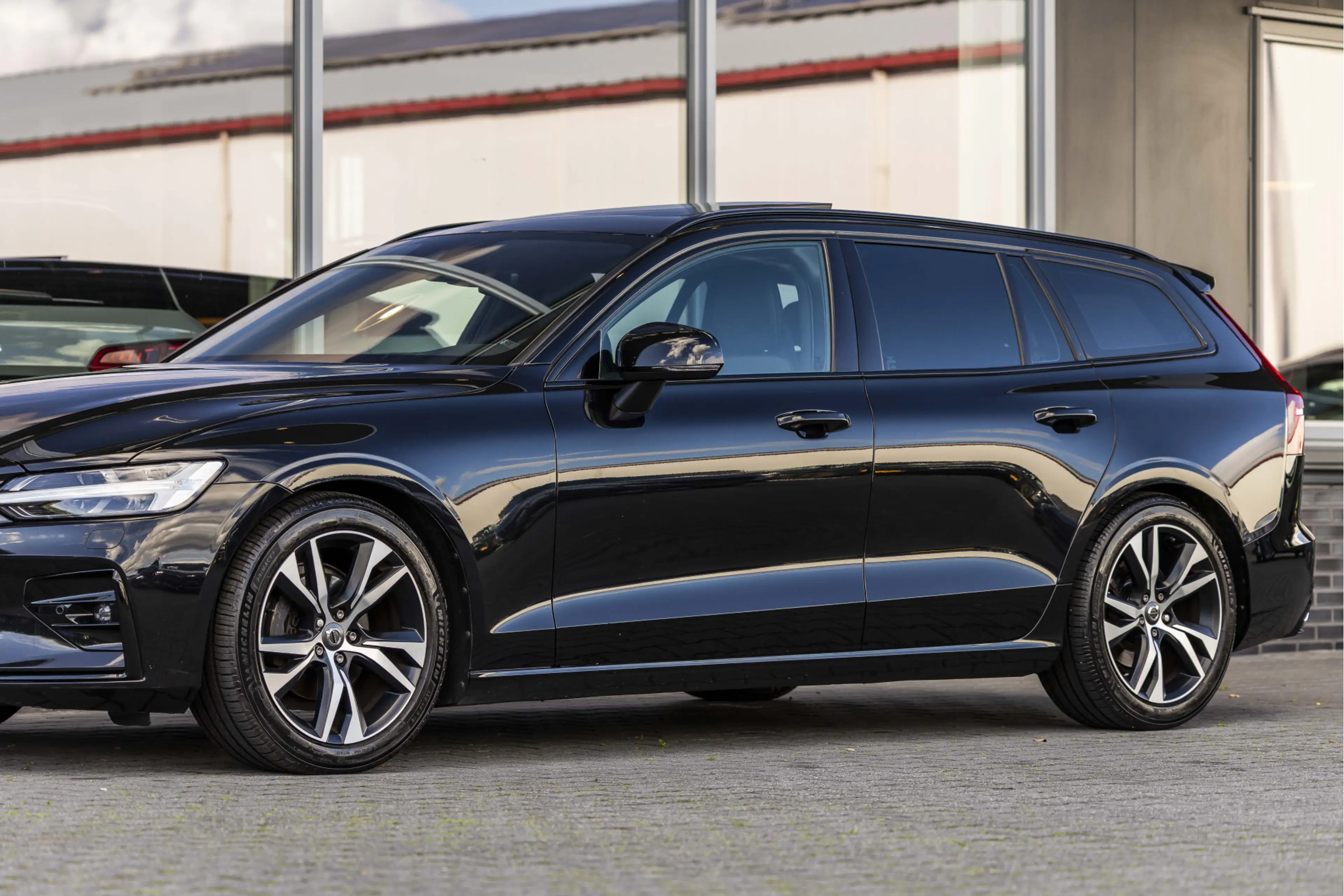 Volvo V60 2.0 B4 Momentum Business | Pano | Harman Kardon | — photo 16