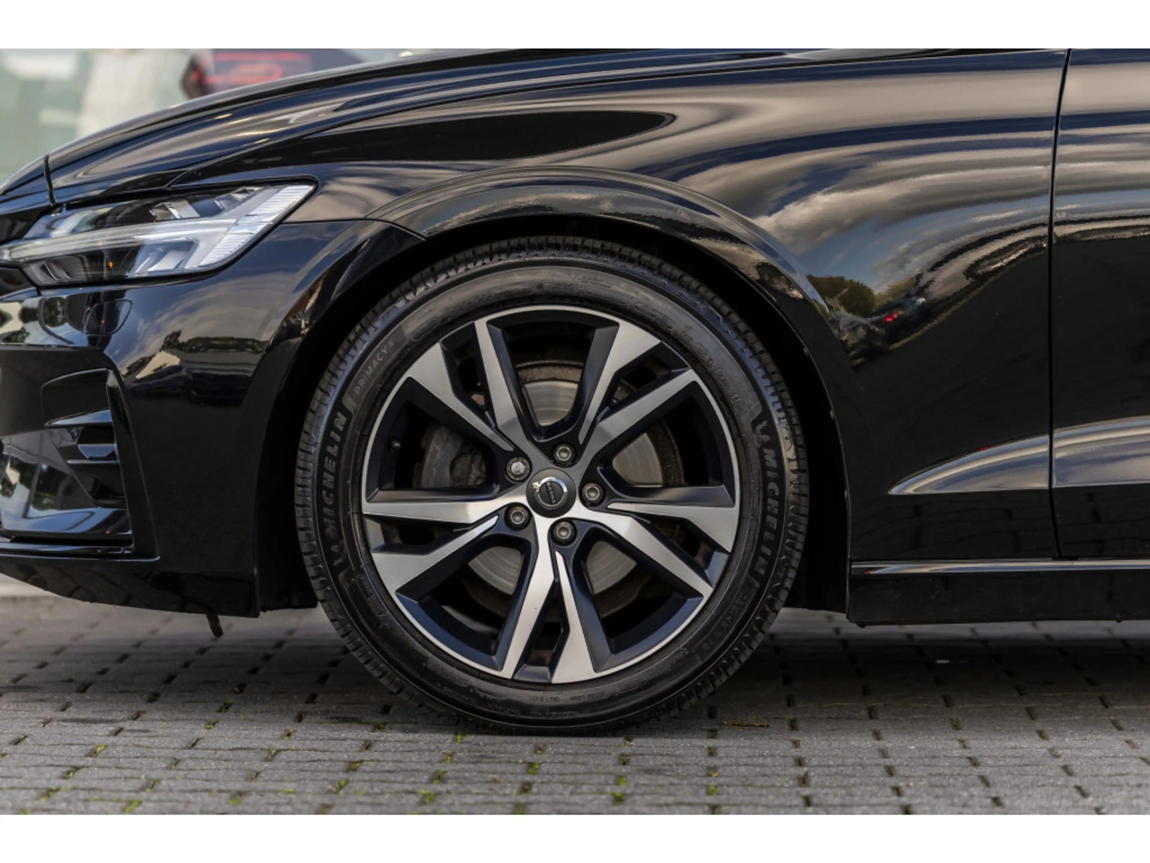 Volvo V60 2.0 B4 Momentum Business | Pano | Harman Kardon | — photo 21
