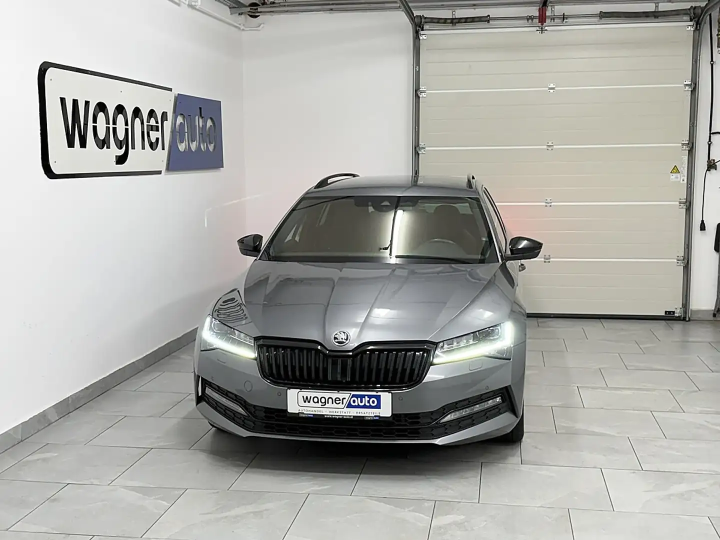 Skoda Superb Kombi 2,0 TDI Sportline.MATRIX LED/ACC/Navi/360... Grau - 1
