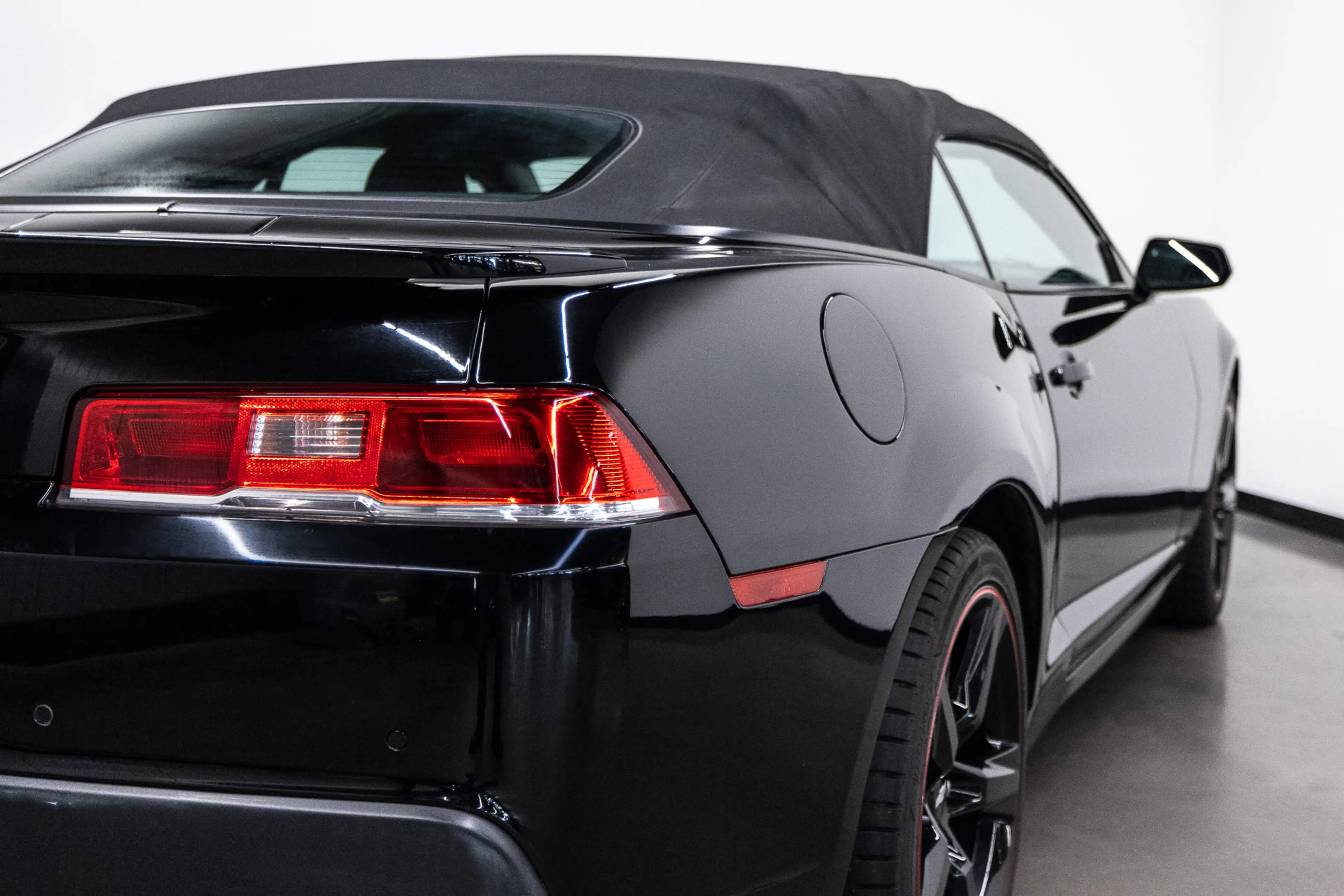 Chevrolet Camaro Convertible — photo 19