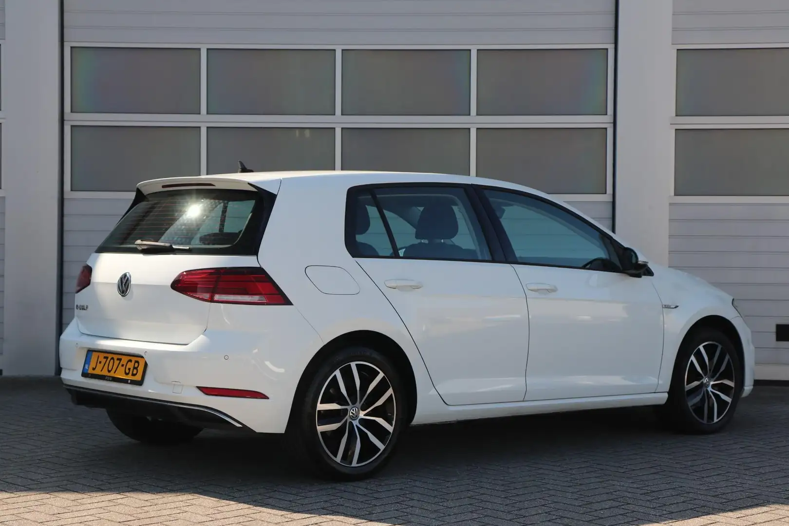 Volkswagen e-Golf 136pk E-DITION | SoH 95% | Navigatie | 17 Inch | V Wit - 2