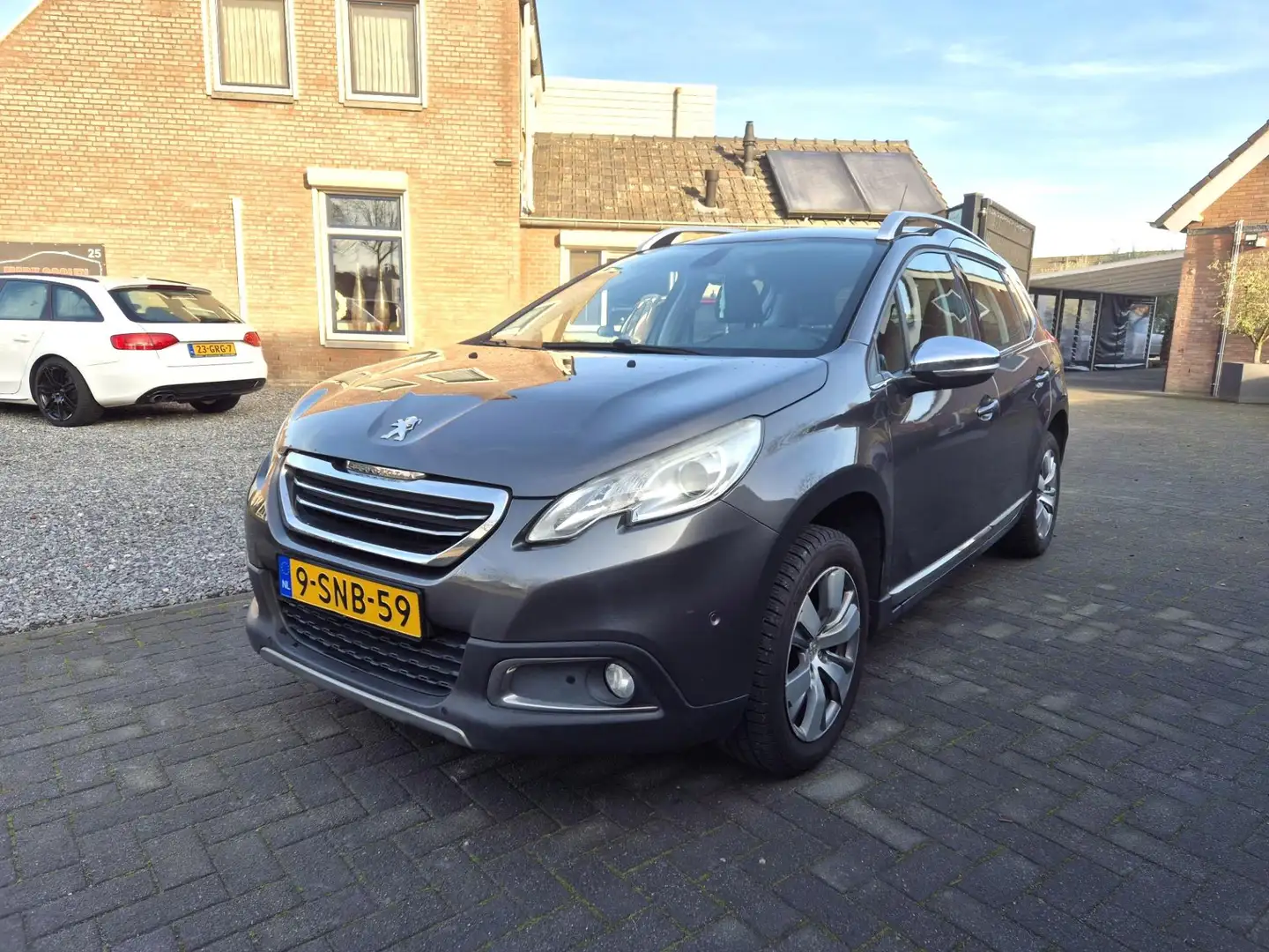 Peugeot 2008 1.2 VTi Allure Pack Premium Plus Navi Airco Cruise Grijs - 2