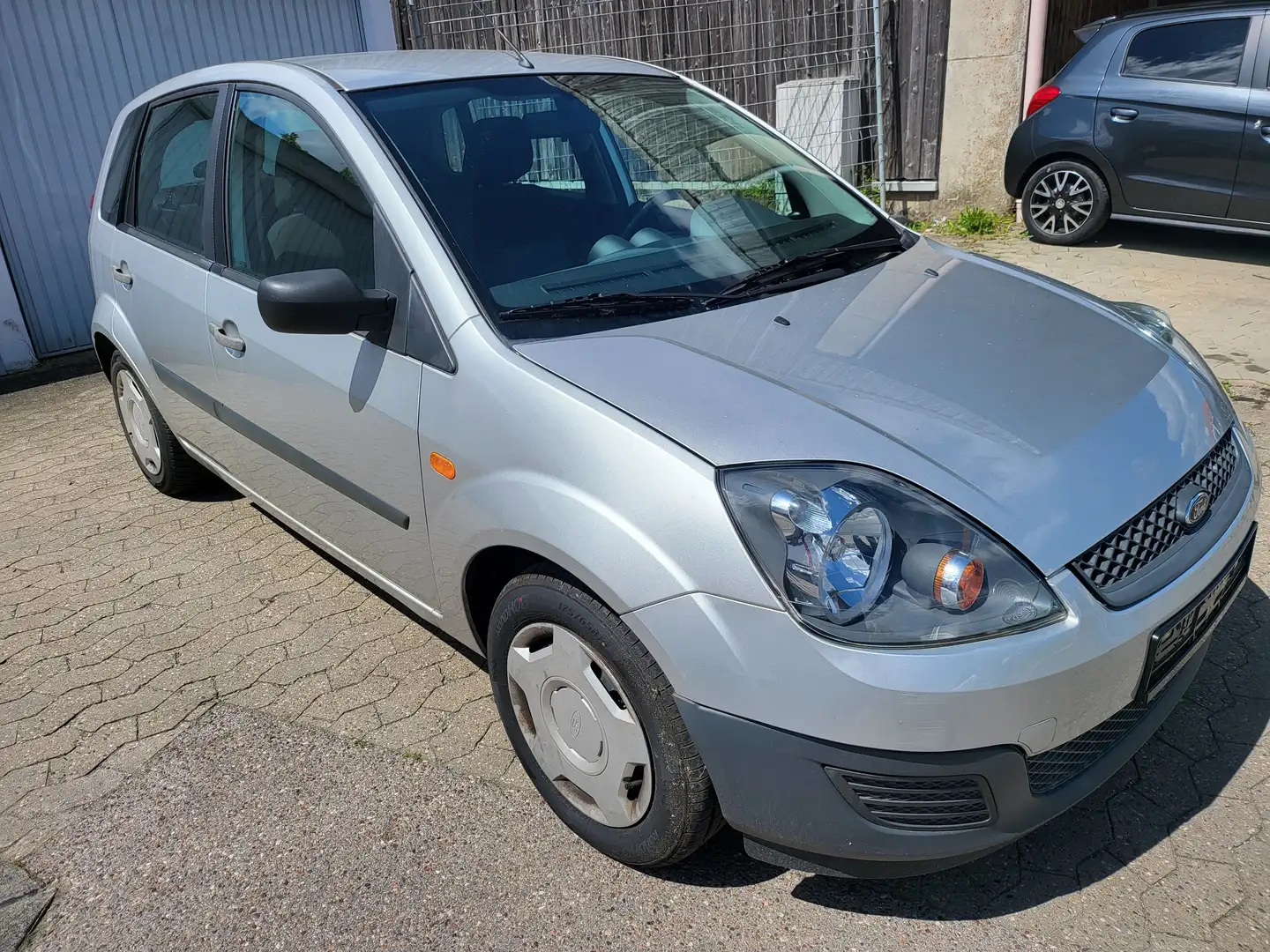 Ford Fiesta 1.3 Trend Silber - 1