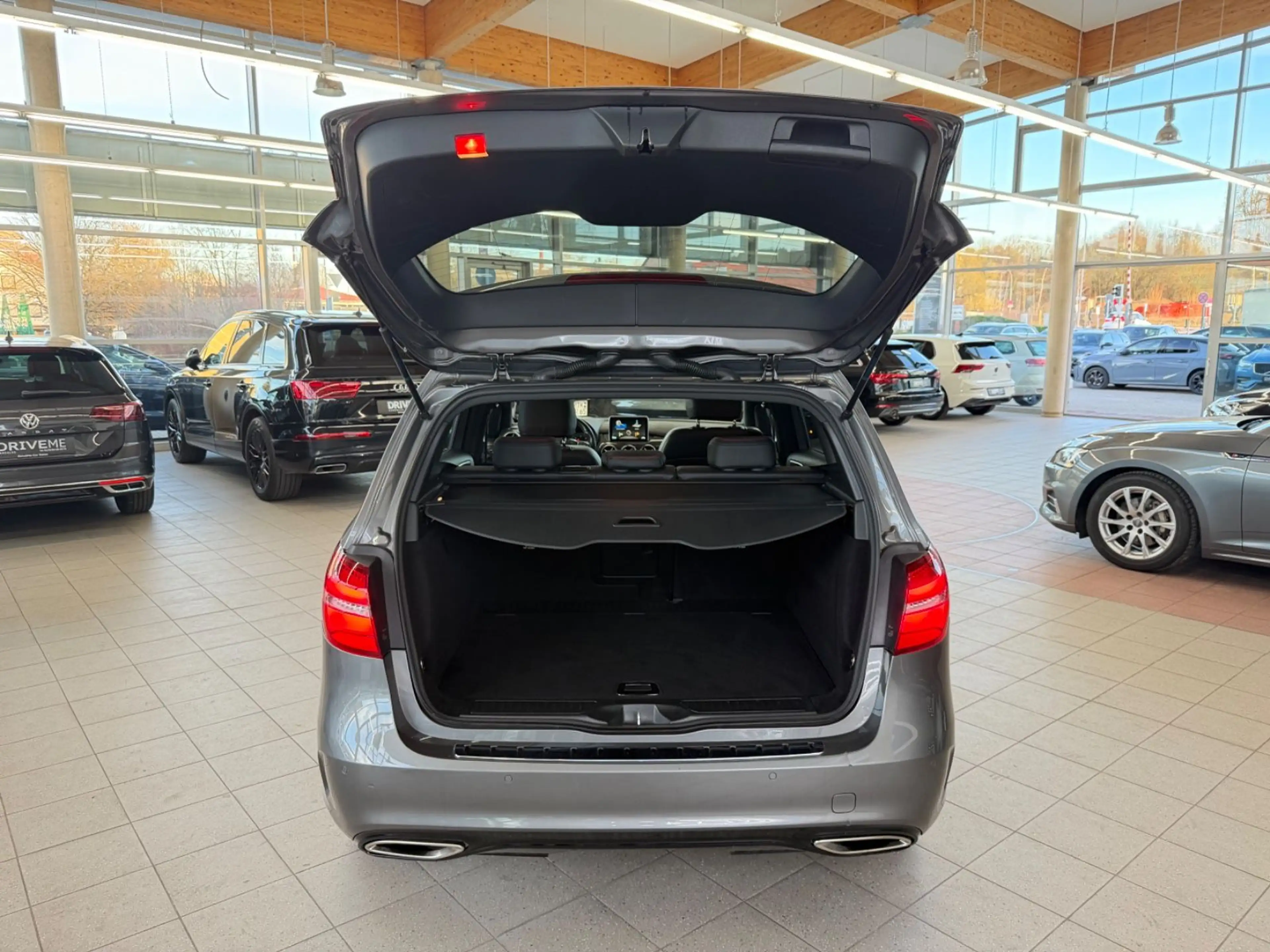 Mercedes-Benz B 220 CDI AMG Line PANO LED KAM Standheizung — photo 10