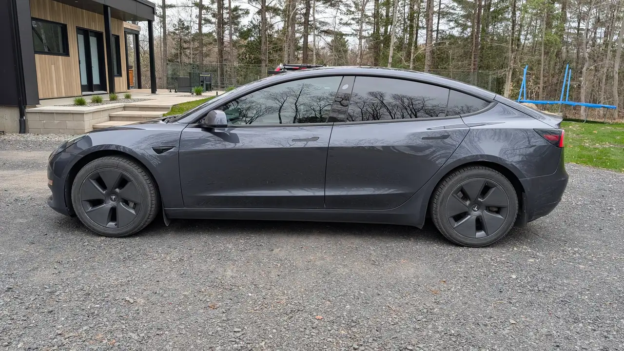 Tesla Model 3 снимка Tesla Model 3