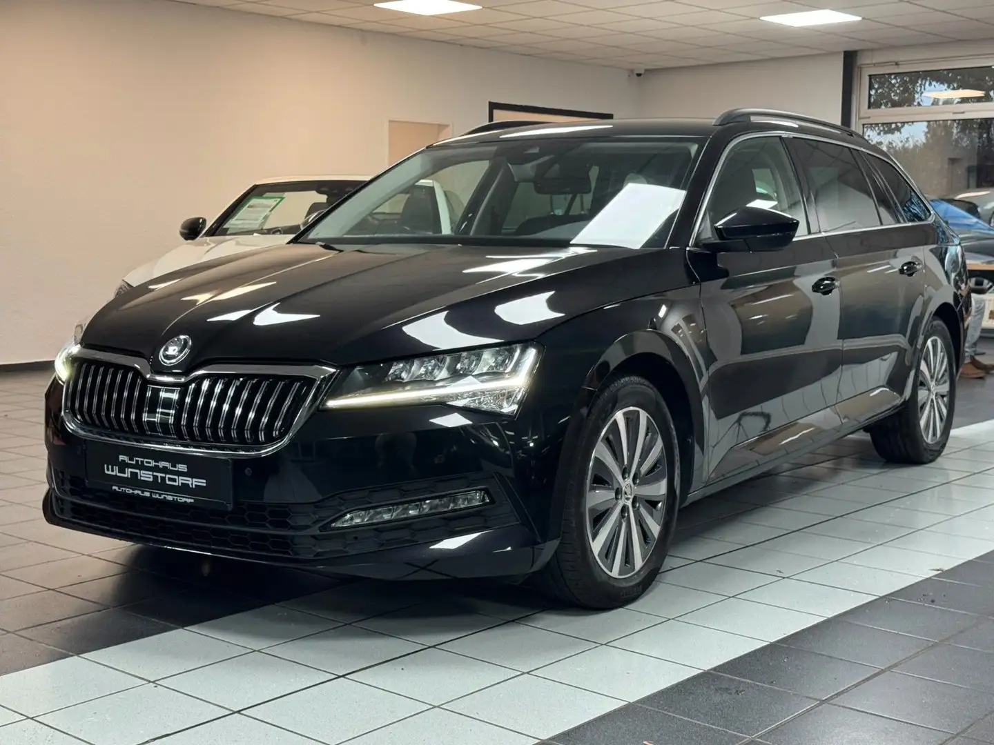 Skoda Superb Combi Ambition 2.0 TDI AHK/LED/NAVI/CAM/ Schwarz - 1