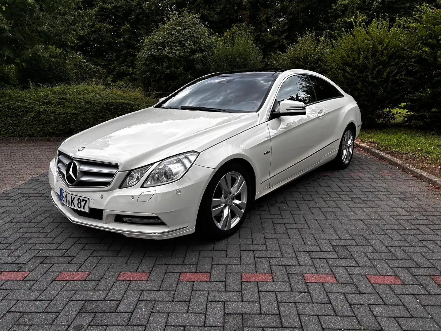 Mercedes-Benz E 220 Panorama | Automatik | Sitzheizung | Navi Білий - 1