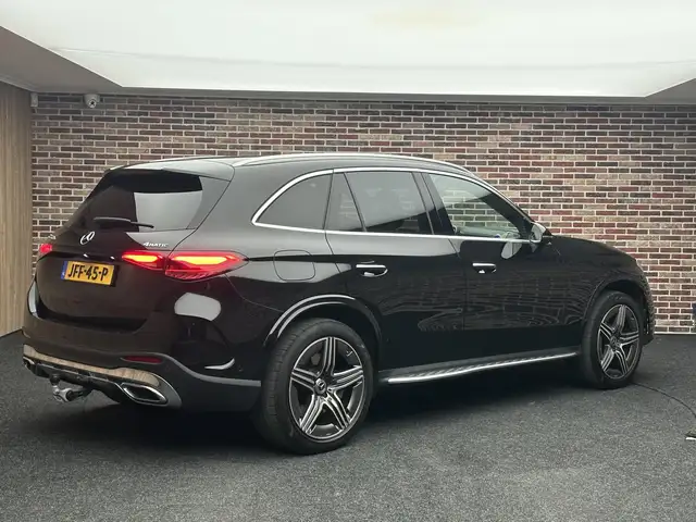 Mercedes-Benz 300 view 2