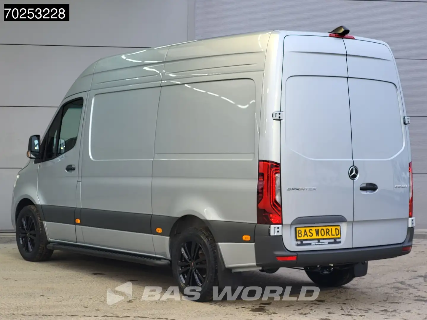 Mercedes-Benz Sprinter 319 CDI Automaat L2H2 AMG Black Edition LED 18'' M Zilver - 2