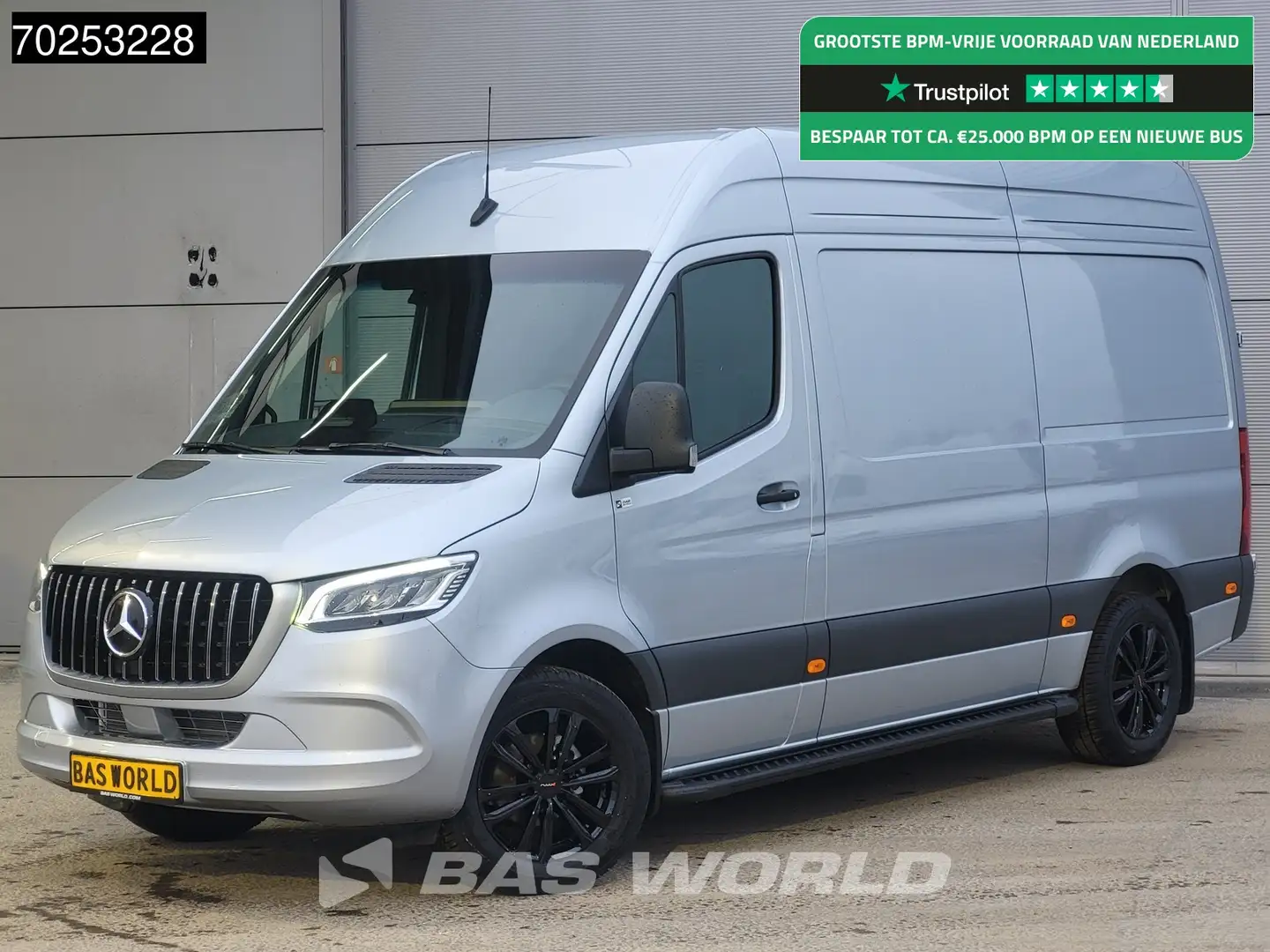Mercedes-Benz Sprinter 319 CDI Automaat L2H2 AMG Black Edition LED 18'' M Zilver - 1