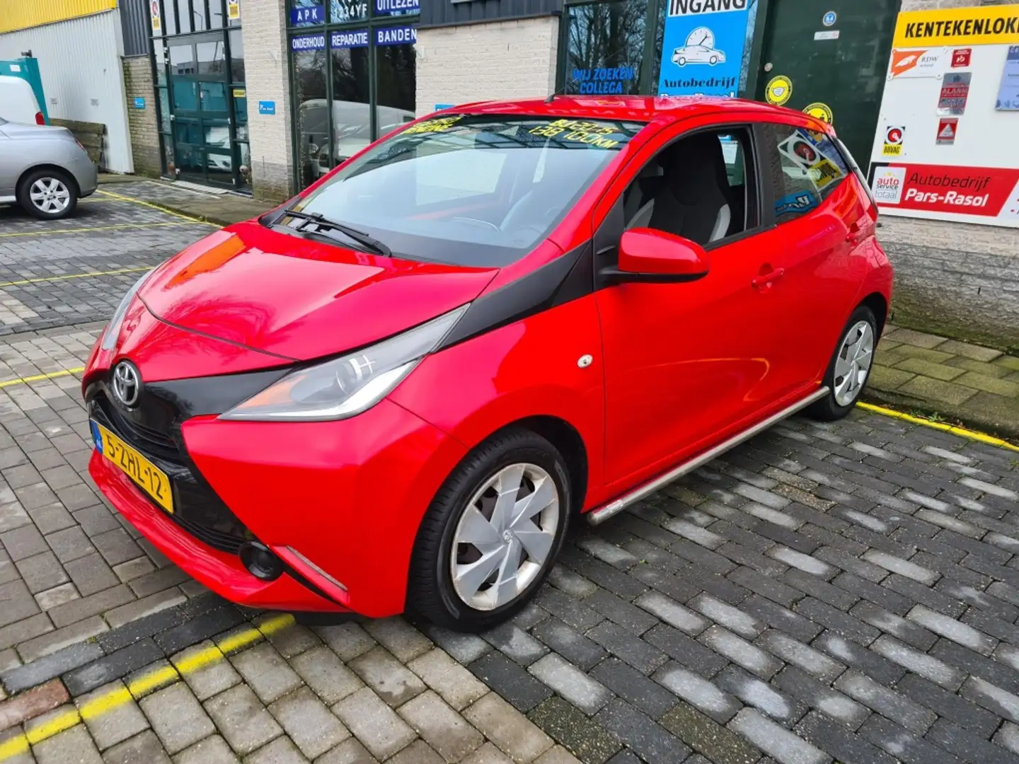 Toyota Aygo 1.0 VVT-i x-play Rood - 1