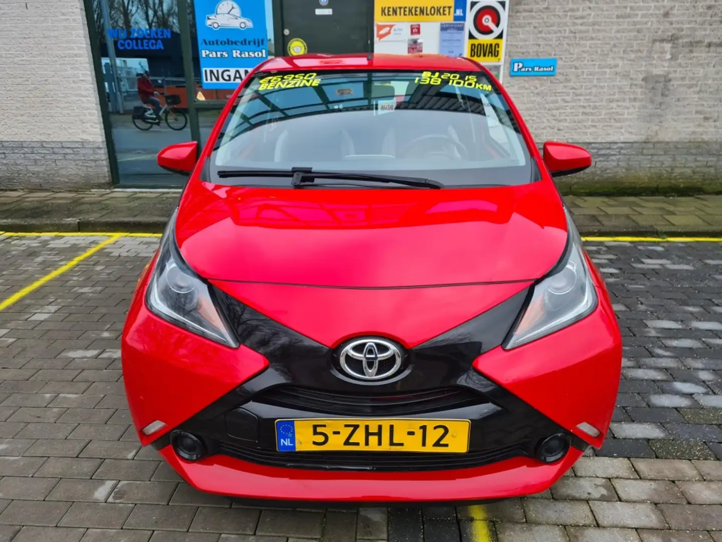 Toyota Aygo 1.0 VVT-i x-play Rood - 2