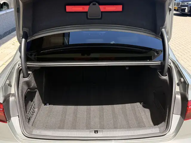 Audi A4 view 16