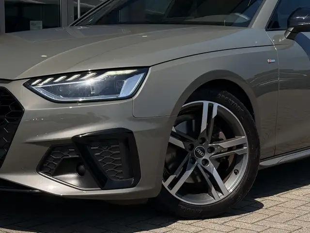 Audi A4 view 4
