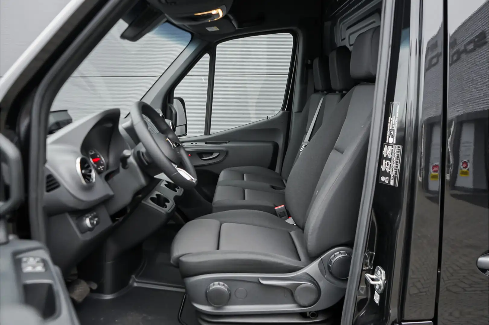 Mercedes-Benz Sprinter 319 1.9 CDI L2H2 RWD BPM Vrij Panamericana Black P Zwart - 2
