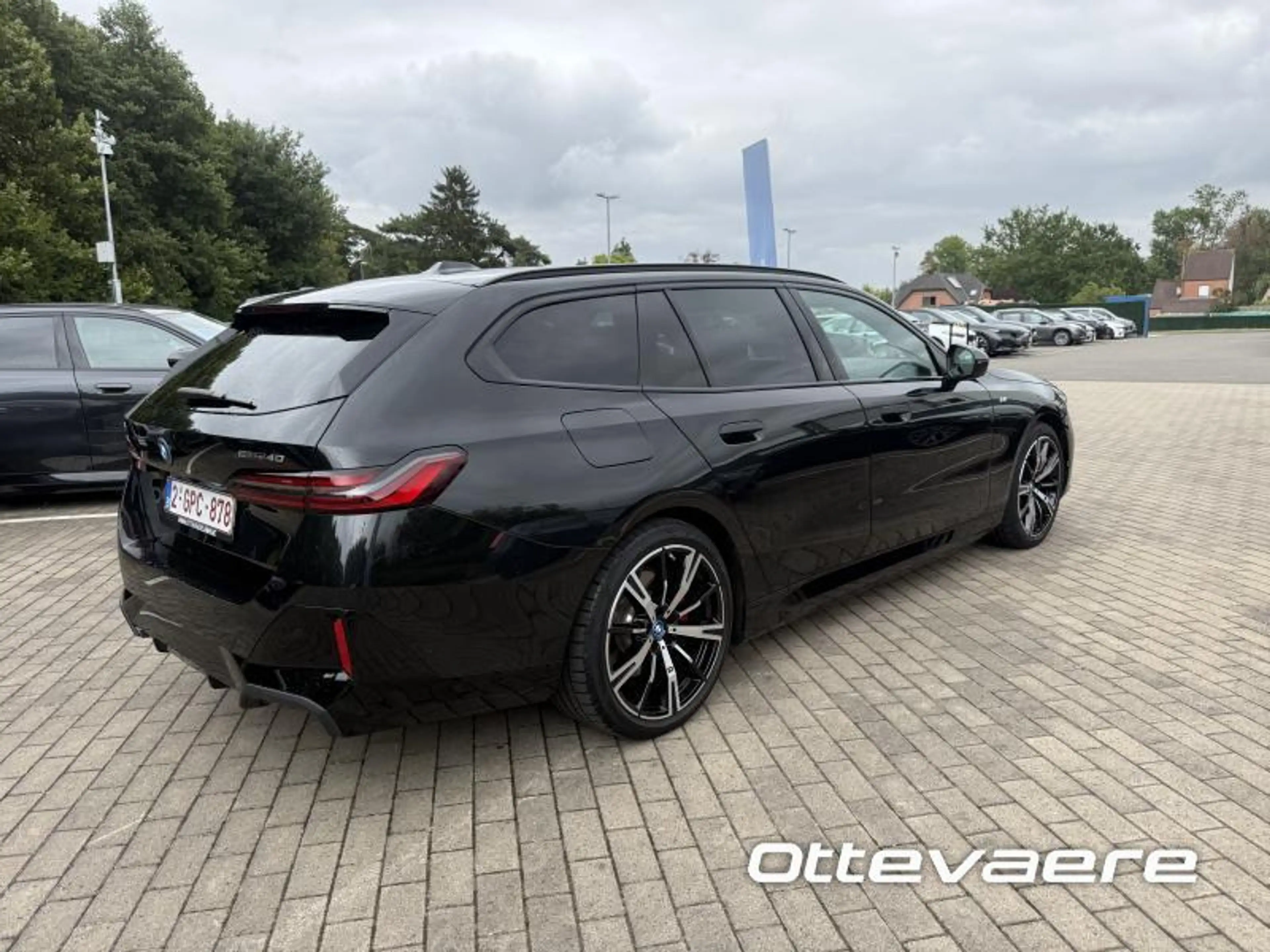 BMW i5 Touring — photo 3