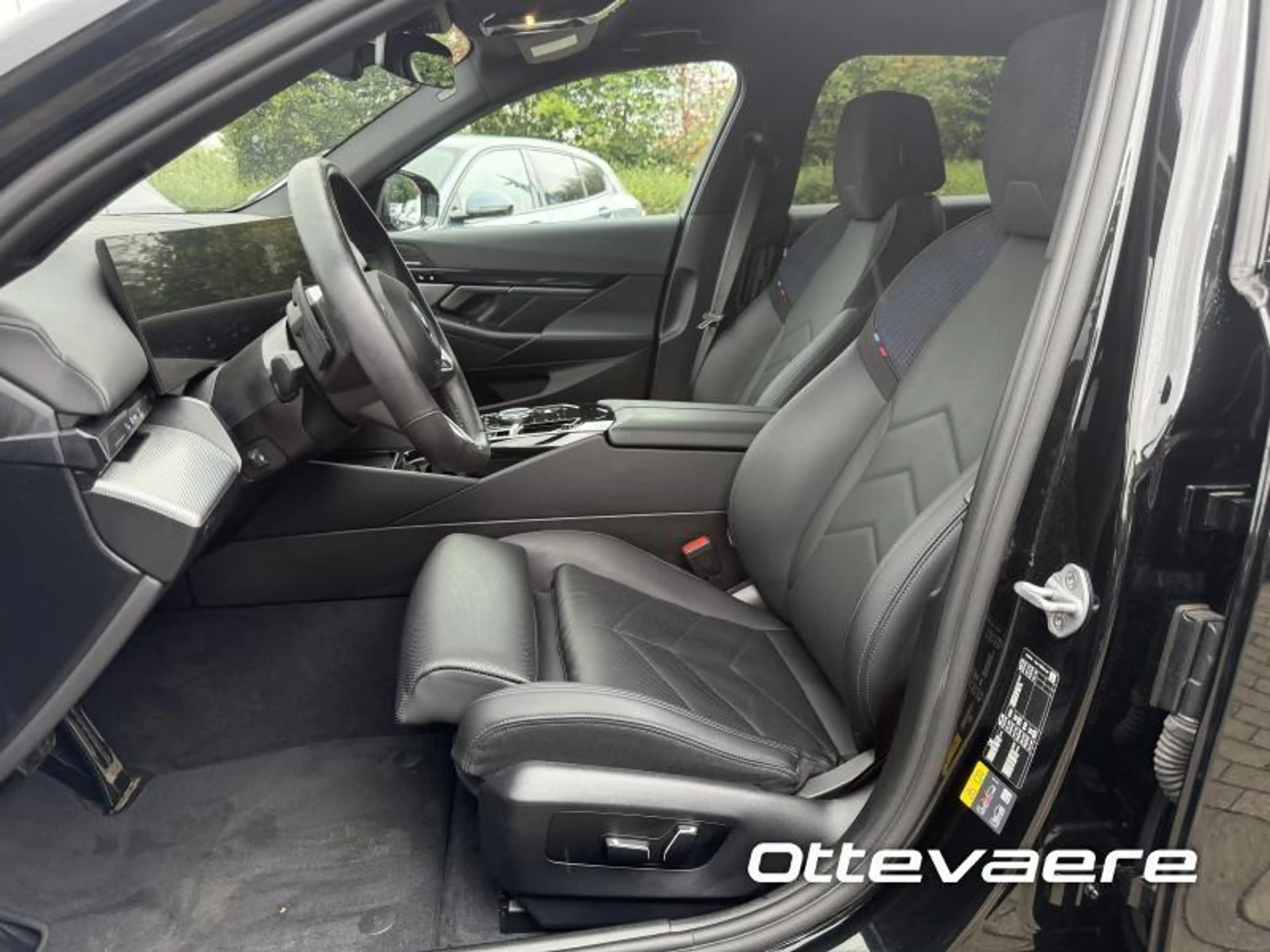 BMW i5 Touring — photo 10