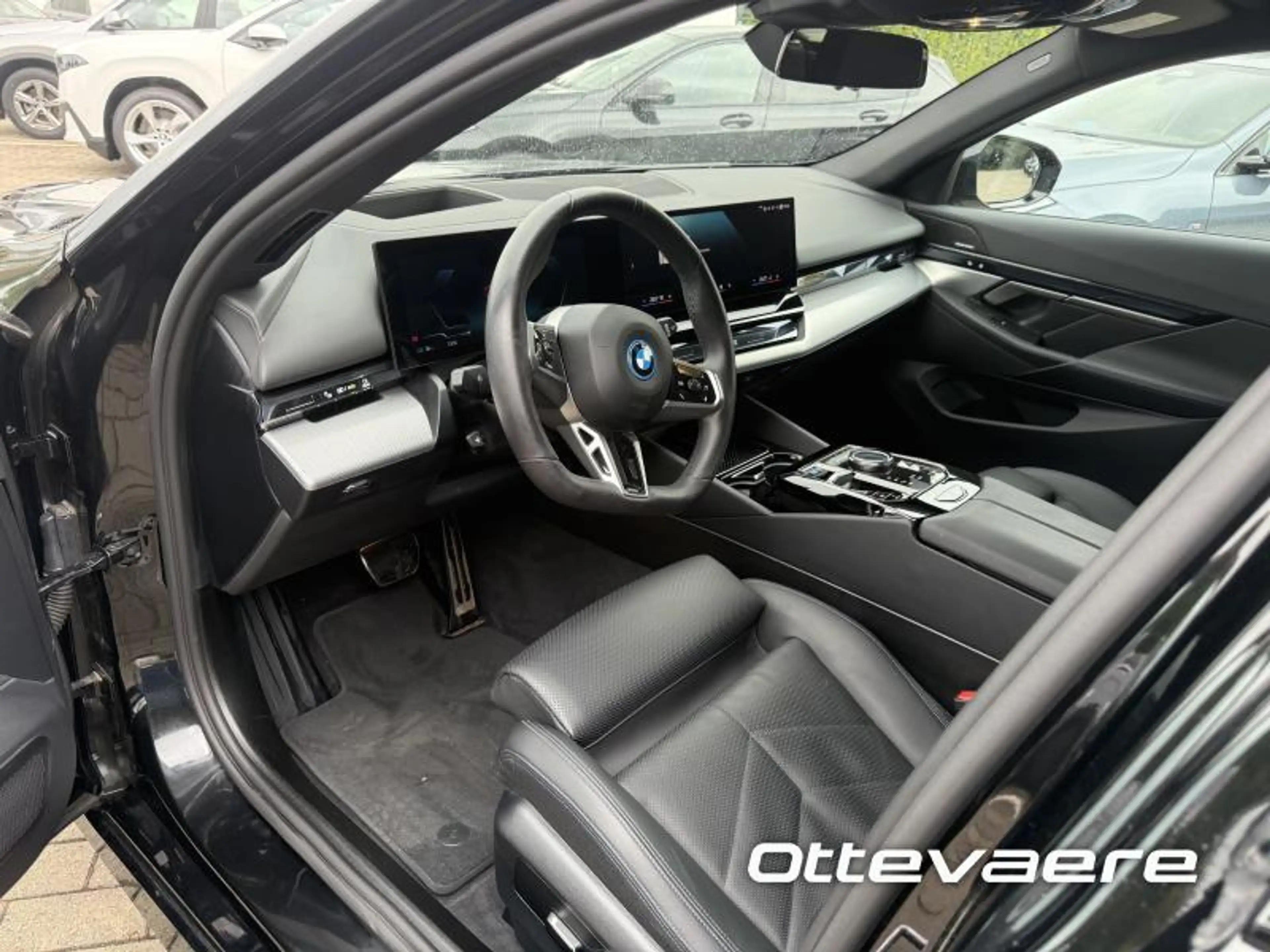 BMW i5 Touring — photo 9