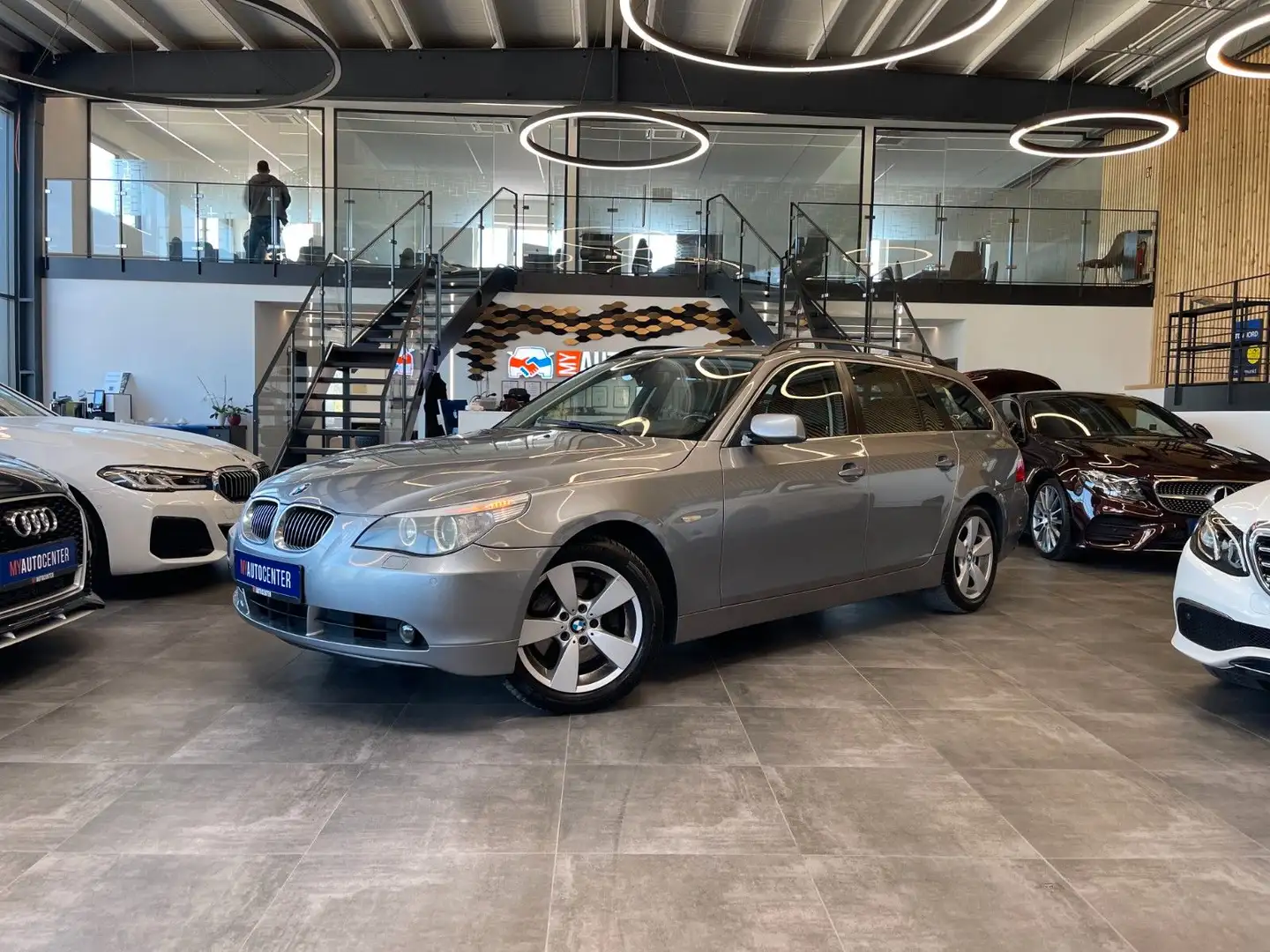 BMW 530 Touring 530d xDrive *HUD*NAVI*LEDER*PANO*SZH Gris - 1