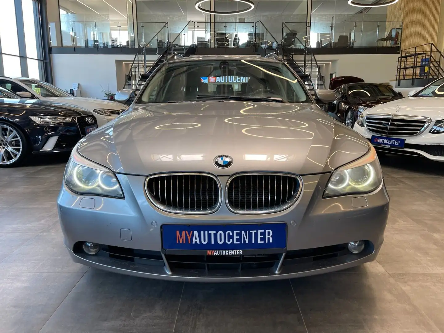 BMW 530 Touring 530d xDrive *HUD*NAVI*LEDER*PANO*SZH Gris - 2