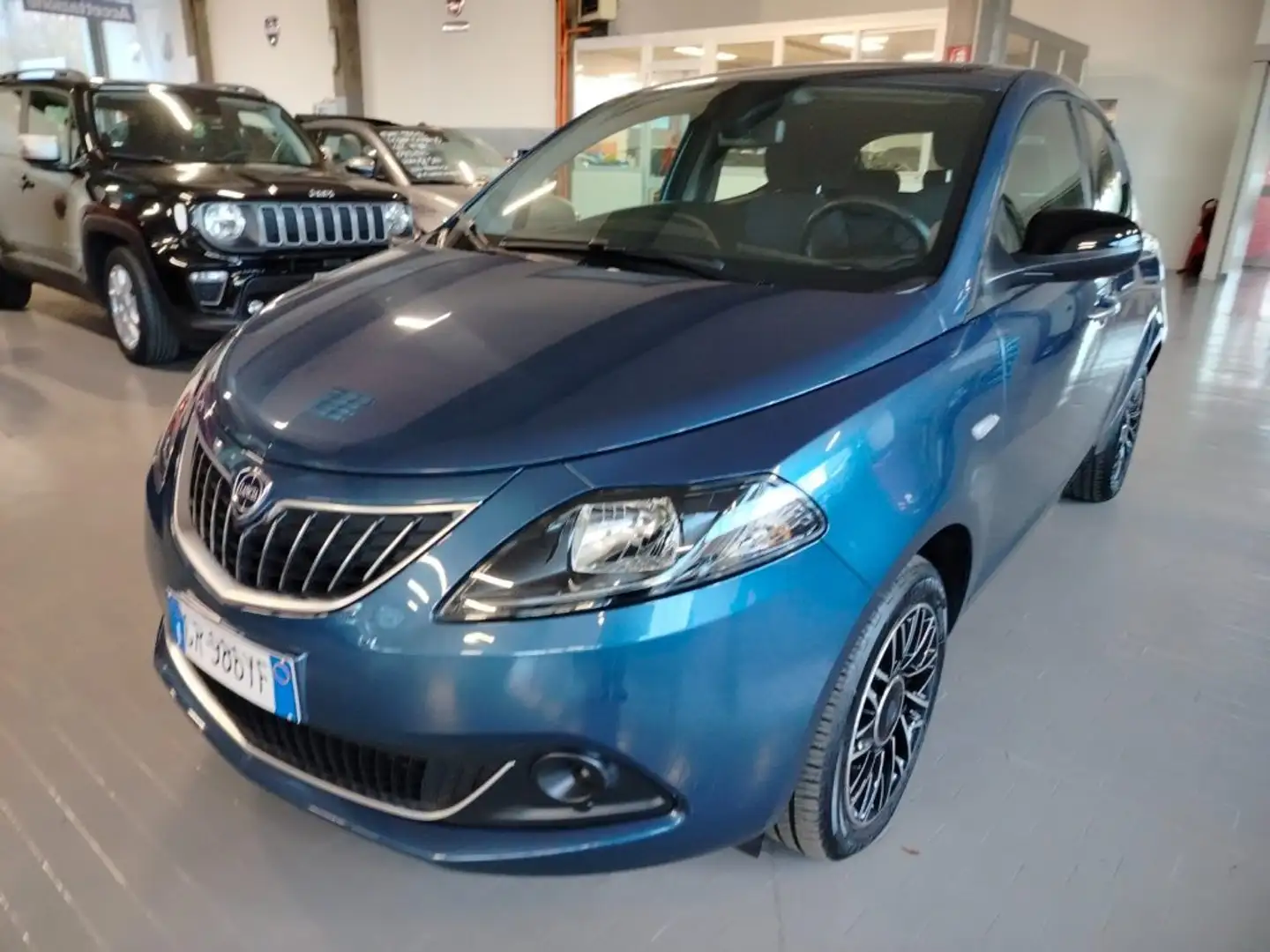 Lancia Ypsilon 1.0 70cv Hybrid Platino PROMO Azul - 2