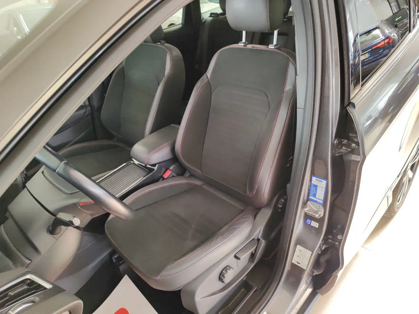 Ford Kuga 1.5TDCI 120cv S&S 2WD ST-Line Navi Xeno Cerchi 18” Gris - 2