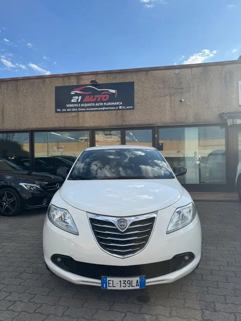 Lancia Ypsilon 1.2 69 CV 5 porte S&S Platinum Bianco - 2