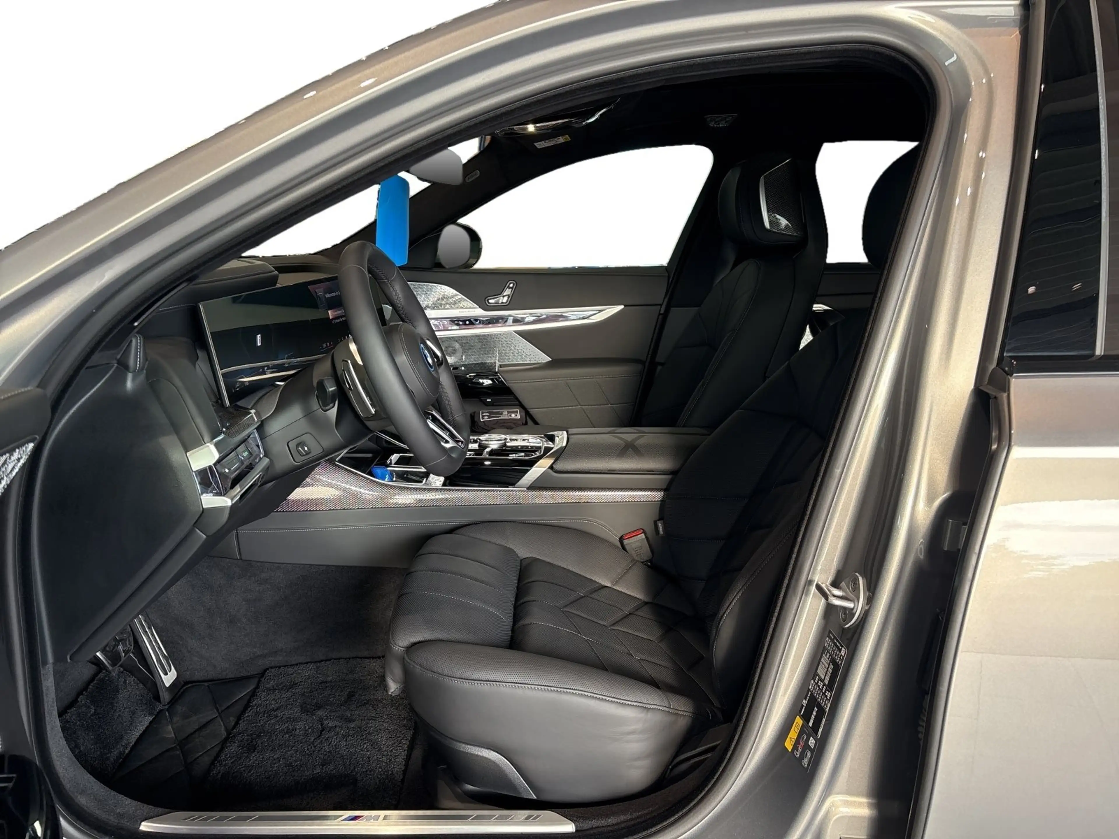 BMW 750 e xDrive — photo 11